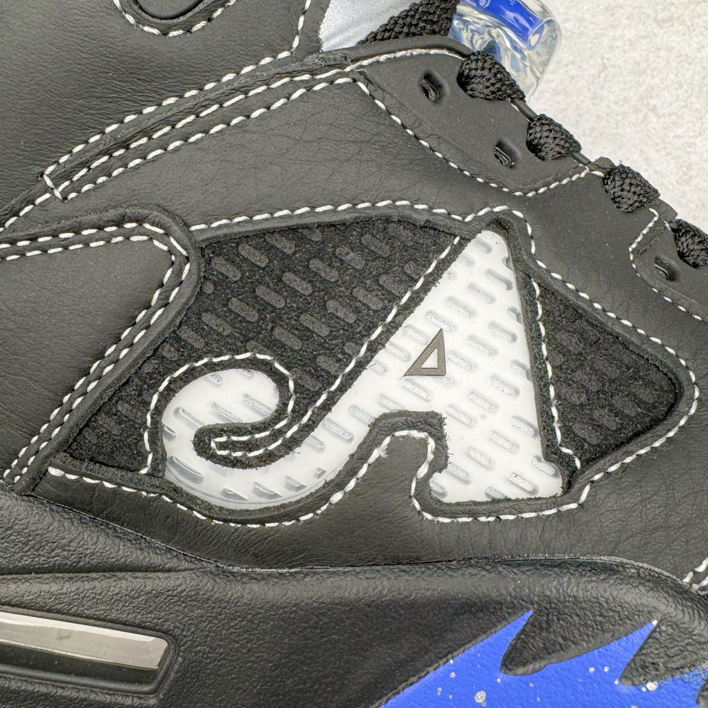 图片[18]-＃K版 Awake NY x Air Jordan AJ5 联名黑蓝 DV4982-004 原厂全套原楦原纸板磨具开发 原厂皮料加持 原厂港宝加持定型后跟R度完美 同源原厂电绣 飞人针数密度立体效果一致 原厂拉帮手法 原厂配置纸衬高频鞋盒 原厂指令配双鞋带 原厂TPU网格鞋带扣 超高鞋面清洁度 最高QC检验标准 控制溢胶瑕疵 到手可放心比对发售原鞋 上脚百分百充正驾驭 尺码：36 36.5 37.5 38 38.5 39 40 40.5 41 42 42.5 43 44 44.5 45 46 47.5 48.5-选品中心