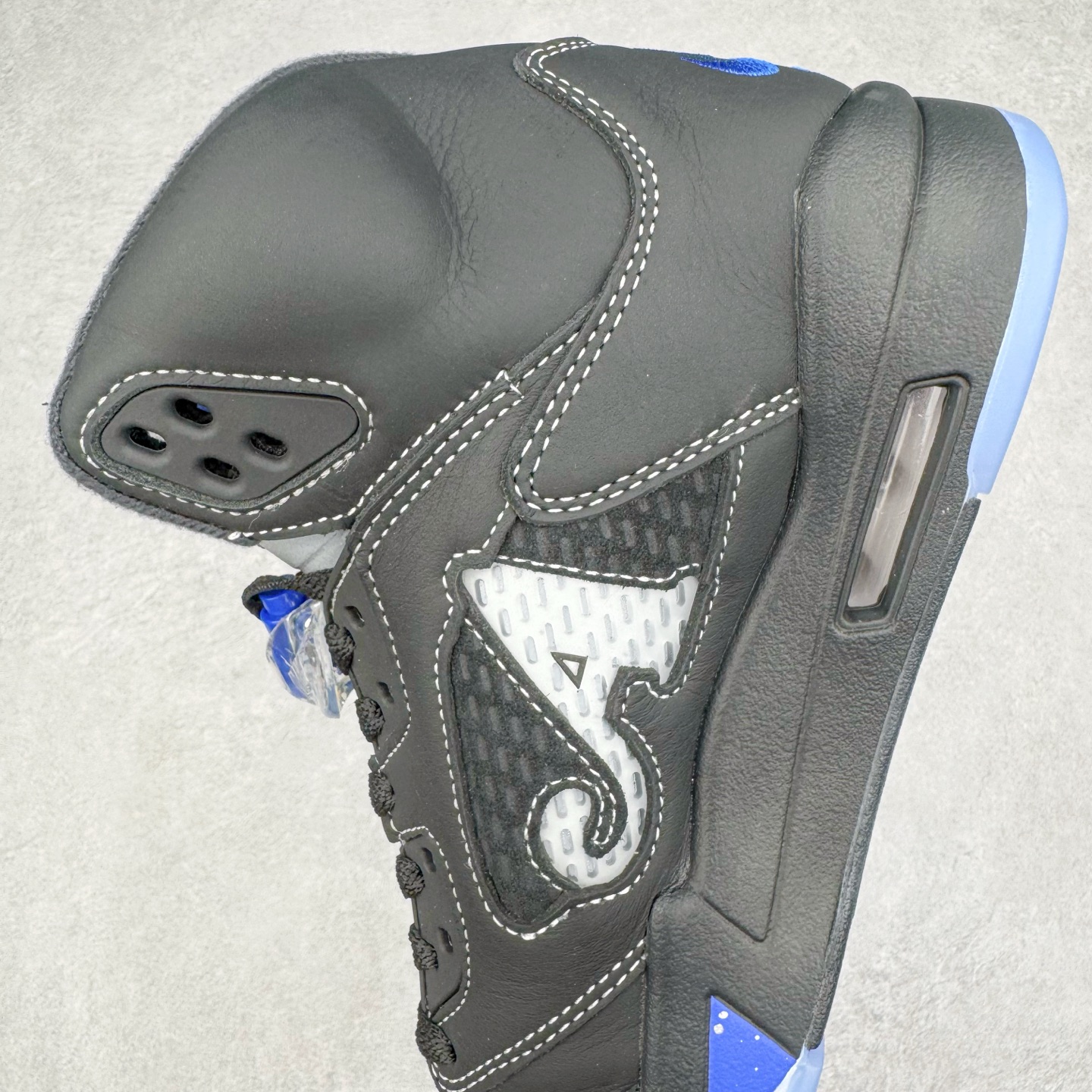 图片[7]-＃K版 Awake NY x Air Jordan AJ5 联名黑蓝 DV4982-004 原厂全套原楦原纸板磨具开发 原厂皮料加持 原厂港宝加持定型后跟R度完美 同源原厂电绣 飞人针数密度立体效果一致 原厂拉帮手法 原厂配置纸衬高频鞋盒 原厂指令配双鞋带 原厂TPU网格鞋带扣 超高鞋面清洁度 最高QC检验标准 控制溢胶瑕疵 到手可放心比对发售原鞋 上脚百分百充正驾驭 尺码：36 36.5 37.5 38 38.5 39 40 40.5 41 42 42.5 43 44 44.5 45 46 47.5 48.5-选品中心