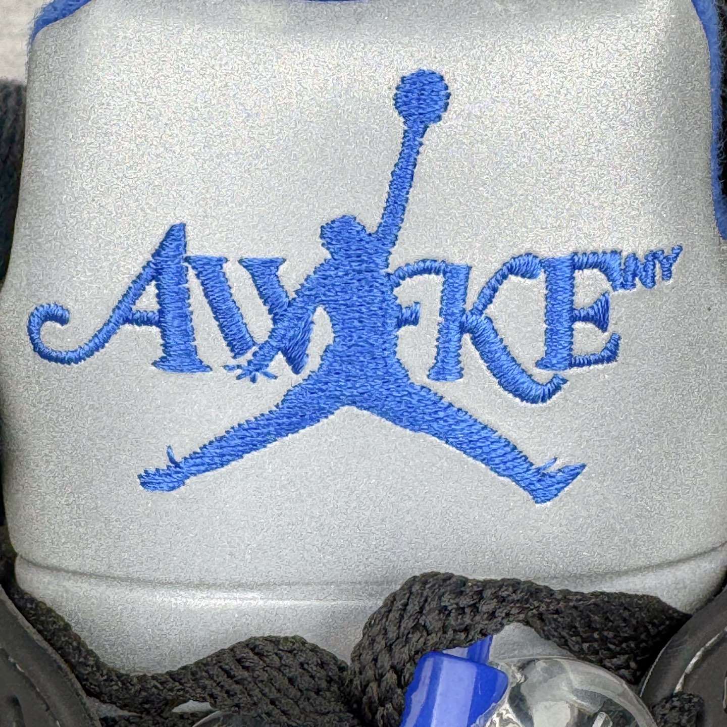 图片[12]-＃K版 Awake NY x Air Jordan AJ5 联名黑蓝 DV4982-004 原厂全套原楦原纸板磨具开发 原厂皮料加持 原厂港宝加持定型后跟R度完美 同源原厂电绣 飞人针数密度立体效果一致 原厂拉帮手法 原厂配置纸衬高频鞋盒 原厂指令配双鞋带 原厂TPU网格鞋带扣 超高鞋面清洁度 最高QC检验标准 控制溢胶瑕疵 到手可放心比对发售原鞋 上脚百分百充正驾驭 尺码：36 36.5 37.5 38 38.5 39 40 40.5 41 42 42.5 43 44 44.5 45 46 47.5 48.5-选品中心