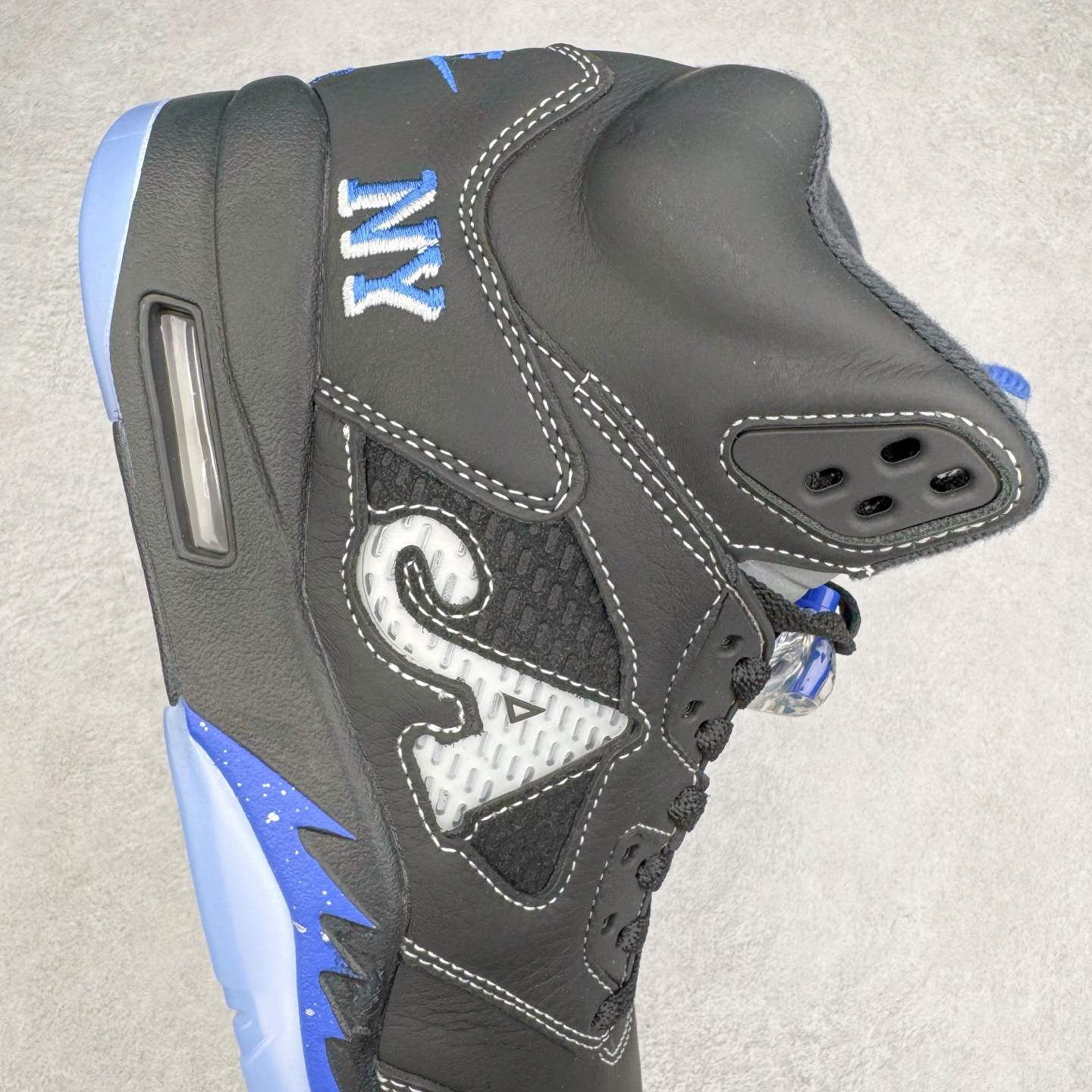 图片[6]-＃K版 Awake NY x Air Jordan AJ5 联名黑蓝 DV4982-004 原厂全套原楦原纸板磨具开发 原厂皮料加持 原厂港宝加持定型后跟R度完美 同源原厂电绣 飞人针数密度立体效果一致 原厂拉帮手法 原厂配置纸衬高频鞋盒 原厂指令配双鞋带 原厂TPU网格鞋带扣 超高鞋面清洁度 最高QC检验标准 控制溢胶瑕疵 到手可放心比对发售原鞋 上脚百分百充正驾驭 尺码：36 36.5 37.5 38 38.5 39 40 40.5 41 42 42.5 43 44 44.5 45 46 47.5 48.5-选品中心