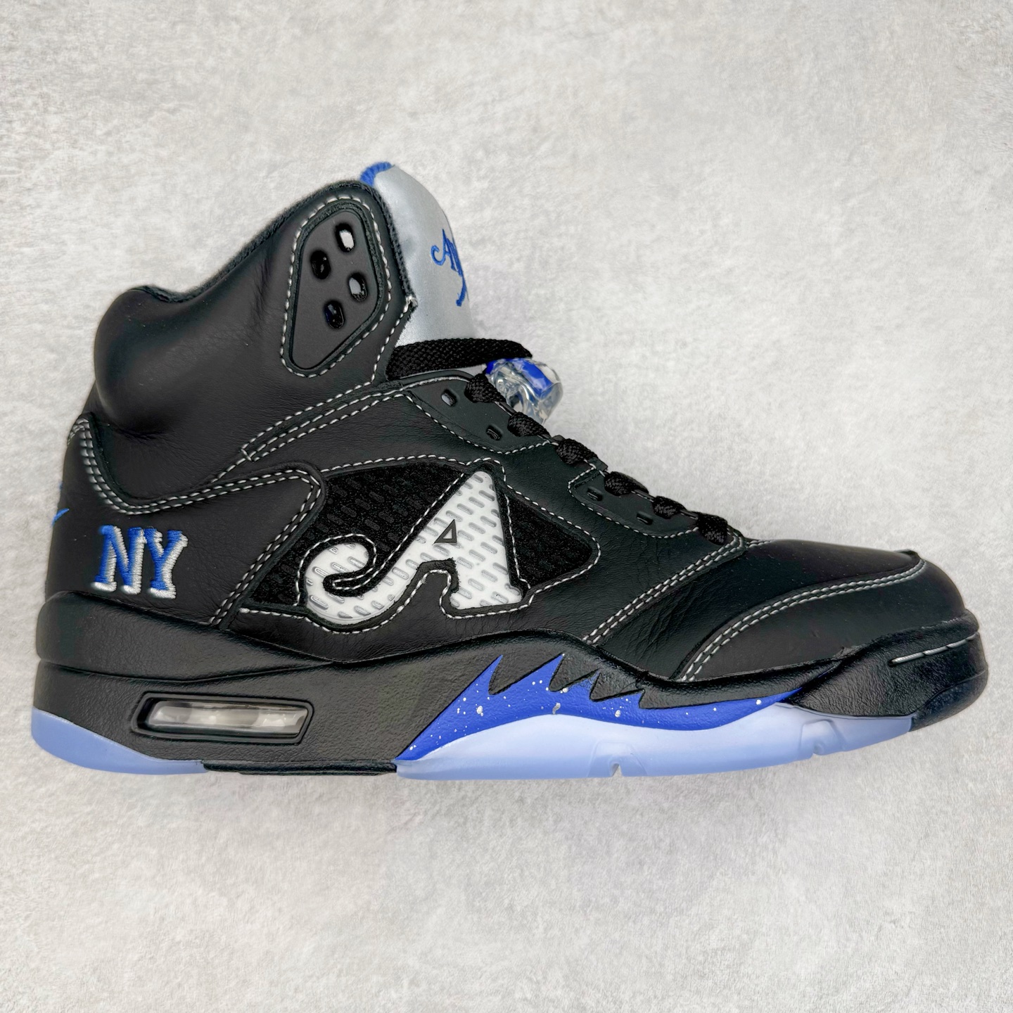 ＃K版 Awake NY x Air Jordan AJ5 联名黑蓝 DV4982-004 原厂全套原楦原纸板磨具开发 原厂皮料加持 原厂港宝加持定型后跟R度完美 同源原厂电绣 飞人针数密度立体效果一致 原厂拉帮手法 原厂配置纸衬高频鞋盒 原厂指令配双鞋带 原厂TPU网格鞋带扣 超高鞋面清洁度 最高QC检验标准 控制溢胶瑕疵 到手可放心比对发售原鞋 上脚百分百充正驾驭 尺码：36 36.5 37.5 38 38.5 39 40 40.5 41 42 42.5 43 44 44.5 45 46 47.5 48.5-选品中心