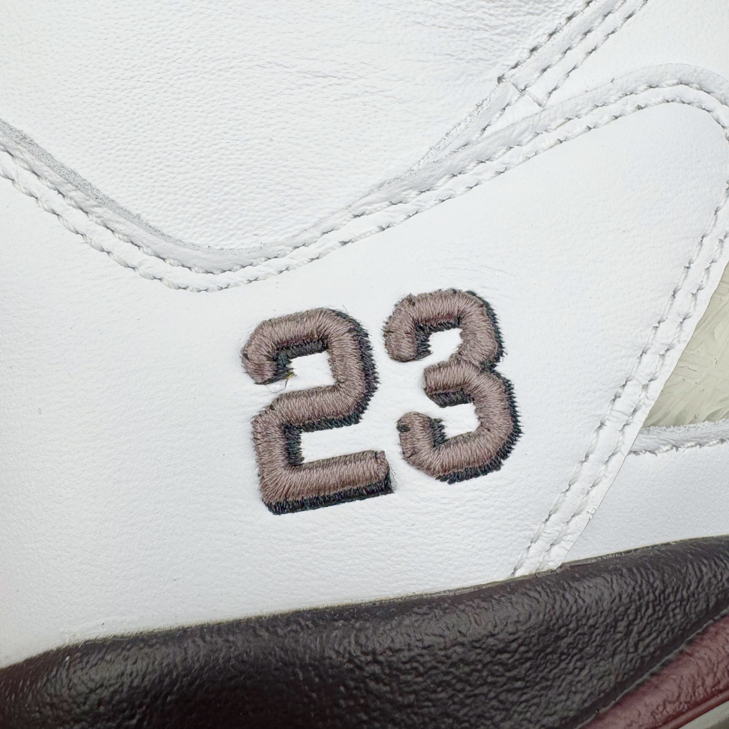 图片[19]-＃纯原 A Ma Maniére x Air Jordan AJ5 “Burgundy Crush” AMM联名白酒红 IB1528-100 SZ原厂全套原楦原纸板磨具开发 原厂皮料加持 原厂港宝加持定型后跟R度完美 同源原厂电绣 飞人针数密度立体效果一致 原厂拉帮手法 原厂配置纸衬高频鞋盒 原厂指令配双鞋带 原厂TPU网格鞋带扣 超高鞋面清洁度 最高QC检验标准 控制溢胶瑕疵 到手可放心比对发售原鞋 上脚百分百充正驾驭 尺码：40 40.5 41 42 42.5 43 44 44.5 45 46 47.5-选品中心