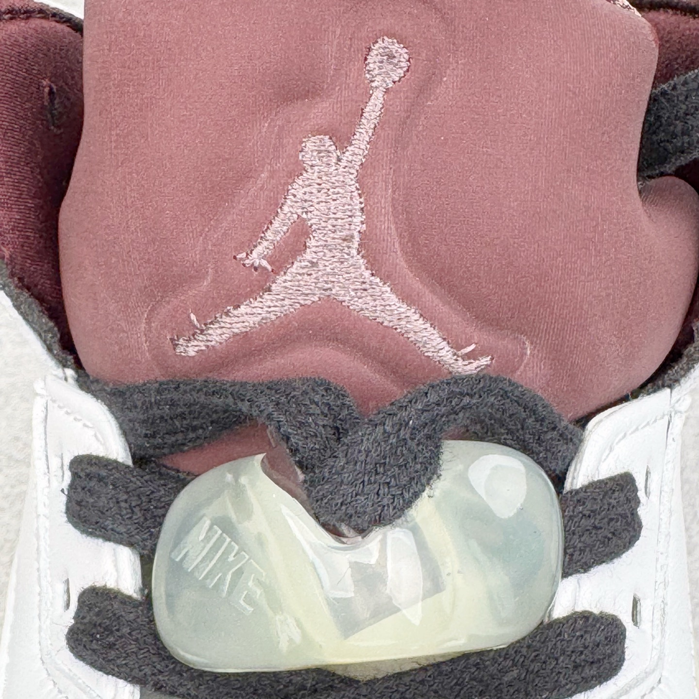 图片[13]-＃纯原 A Ma Maniére x Air Jordan AJ5 “Burgundy Crush” AMM联名白酒红 IB1528-100 SZ原厂全套原楦原纸板磨具开发 原厂皮料加持 原厂港宝加持定型后跟R度完美 同源原厂电绣 飞人针数密度立体效果一致 原厂拉帮手法 原厂配置纸衬高频鞋盒 原厂指令配双鞋带 原厂TPU网格鞋带扣 超高鞋面清洁度 最高QC检验标准 控制溢胶瑕疵 到手可放心比对发售原鞋 上脚百分百充正驾驭 尺码：40 40.5 41 42 42.5 43 44 44.5 45 46 47.5-选品中心