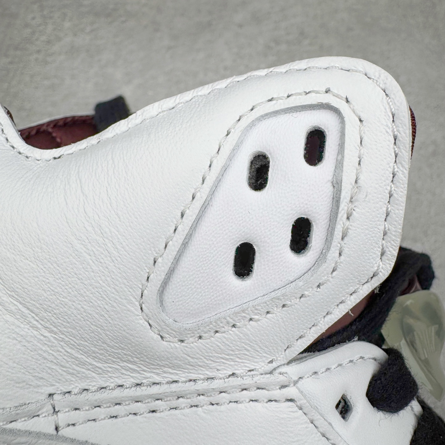 图片[15]-＃纯原 A Ma Maniére x Air Jordan AJ5 “Burgundy Crush” AMM联名白酒红 IB1528-100 SZ原厂全套原楦原纸板磨具开发 原厂皮料加持 原厂港宝加持定型后跟R度完美 同源原厂电绣 飞人针数密度立体效果一致 原厂拉帮手法 原厂配置纸衬高频鞋盒 原厂指令配双鞋带 原厂TPU网格鞋带扣 超高鞋面清洁度 最高QC检验标准 控制溢胶瑕疵 到手可放心比对发售原鞋 上脚百分百充正驾驭 尺码：40 40.5 41 42 42.5 43 44 44.5 45 46 47.5-选品中心