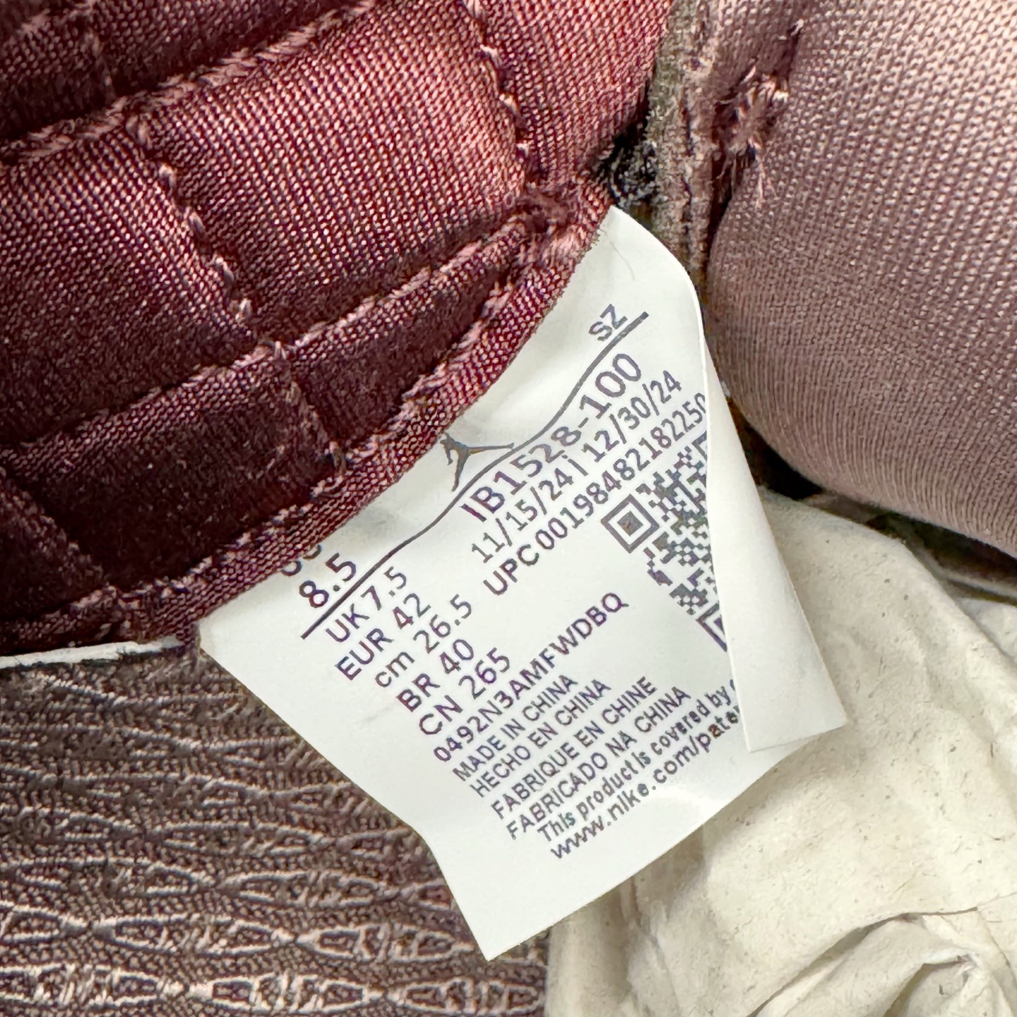 图片[12]-＃纯原 A Ma Maniére x Air Jordan AJ5 “Burgundy Crush” AMM联名白酒红 IB1528-100 SZ原厂全套原楦原纸板磨具开发 原厂皮料加持 原厂港宝加持定型后跟R度完美 同源原厂电绣 飞人针数密度立体效果一致 原厂拉帮手法 原厂配置纸衬高频鞋盒 原厂指令配双鞋带 原厂TPU网格鞋带扣 超高鞋面清洁度 最高QC检验标准 控制溢胶瑕疵 到手可放心比对发售原鞋 上脚百分百充正驾驭 尺码：40 40.5 41 42 42.5 43 44 44.5 45 46 47.5-选品中心