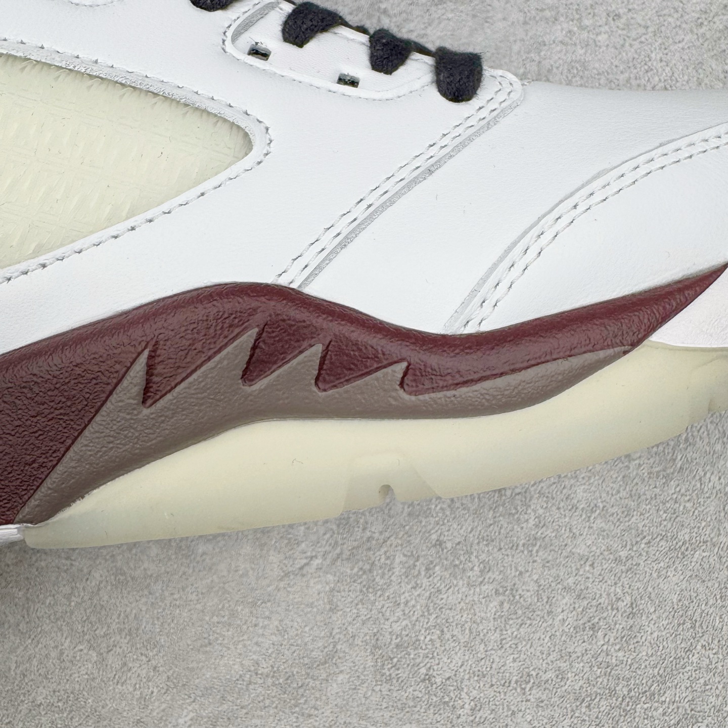 图片[18]-＃纯原 A Ma Maniére x Air Jordan AJ5 “Burgundy Crush” AMM联名白酒红 IB1528-100 SZ原厂全套原楦原纸板磨具开发 原厂皮料加持 原厂港宝加持定型后跟R度完美 同源原厂电绣 飞人针数密度立体效果一致 原厂拉帮手法 原厂配置纸衬高频鞋盒 原厂指令配双鞋带 原厂TPU网格鞋带扣 超高鞋面清洁度 最高QC检验标准 控制溢胶瑕疵 到手可放心比对发售原鞋 上脚百分百充正驾驭 尺码：40 40.5 41 42 42.5 43 44 44.5 45 46 47.5-选品中心