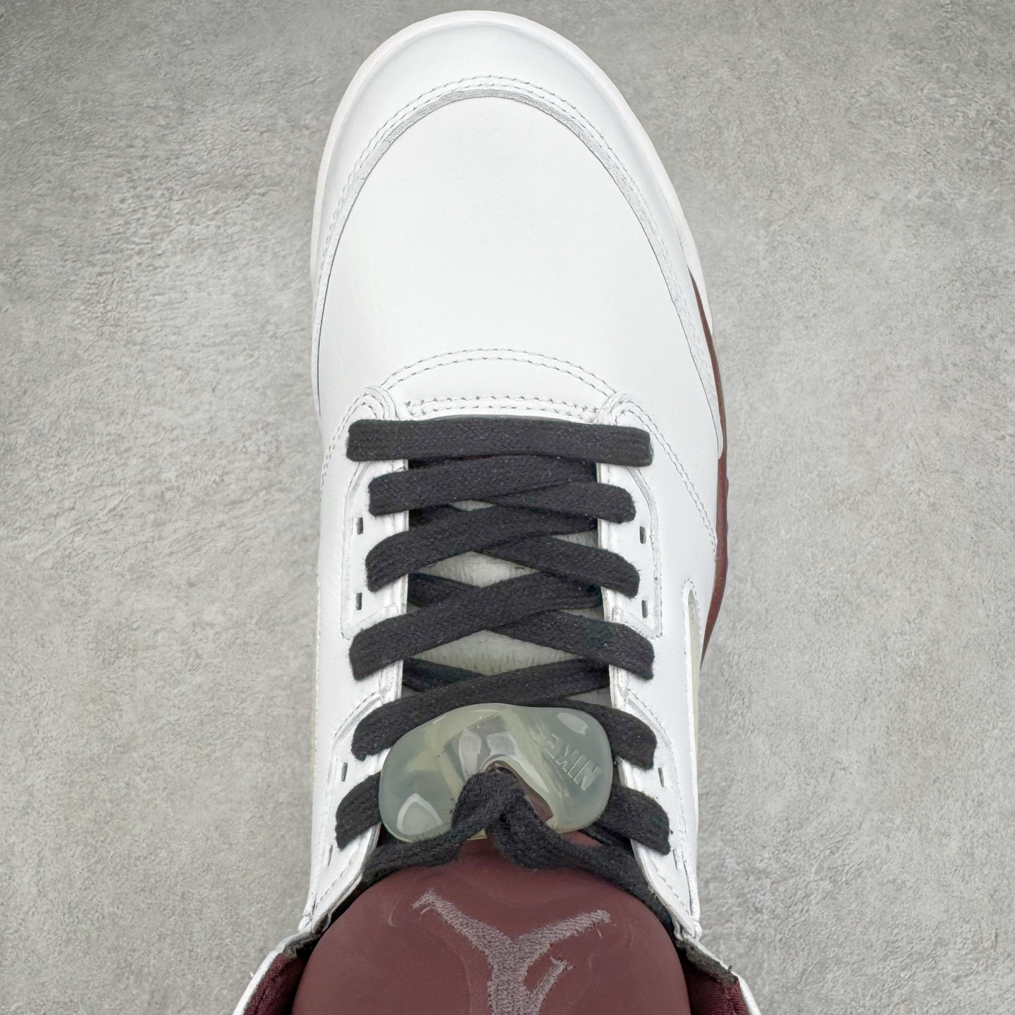 图片[4]-＃纯原 A Ma Maniére x Air Jordan AJ5 “Burgundy Crush” AMM联名白酒红 IB1528-100 SZ原厂全套原楦原纸板磨具开发 原厂皮料加持 原厂港宝加持定型后跟R度完美 同源原厂电绣 飞人针数密度立体效果一致 原厂拉帮手法 原厂配置纸衬高频鞋盒 原厂指令配双鞋带 原厂TPU网格鞋带扣 超高鞋面清洁度 最高QC检验标准 控制溢胶瑕疵 到手可放心比对发售原鞋 上脚百分百充正驾驭 尺码：40 40.5 41 42 42.5 43 44 44.5 45 46 47.5-选品中心