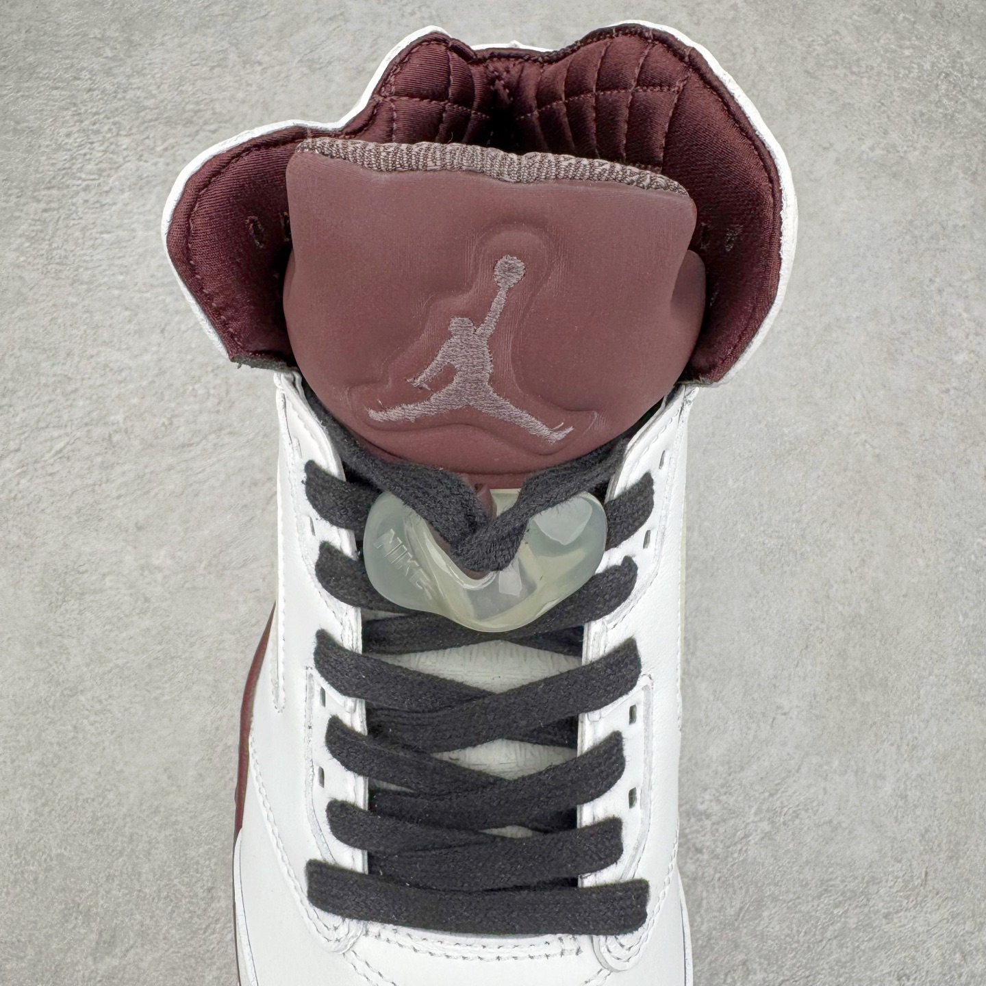 图片[5]-＃纯原 A Ma Maniére x Air Jordan AJ5 “Burgundy Crush” AMM联名白酒红 IB1528-100 SZ原厂全套原楦原纸板磨具开发 原厂皮料加持 原厂港宝加持定型后跟R度完美 同源原厂电绣 飞人针数密度立体效果一致 原厂拉帮手法 原厂配置纸衬高频鞋盒 原厂指令配双鞋带 原厂TPU网格鞋带扣 超高鞋面清洁度 最高QC检验标准 控制溢胶瑕疵 到手可放心比对发售原鞋 上脚百分百充正驾驭 尺码：40 40.5 41 42 42.5 43 44 44.5 45 46 47.5-选品中心