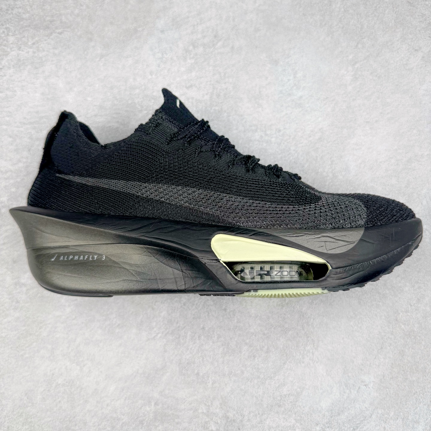 ＃JC纯原 NK Air Zoom Alphafly NEXT% 3 2024全新马拉松超级跑鞋 HV6350-001 有史以来最轻盈、测试次数最多的NK Alphafly 经过精英马拉松运动员的测试验证 并搭载Air Zoom气垫 旨在助力跑者实现突破 取得更佳的成绩 在开发过程中 Alphafly 3帮助耐克运动员凯尔文·基普图姆（Kelvin Kiptum）以2：00：35的成绩刷新了马拉松世界纪录 Alphafly的动力设计没有改变——Air Zoom气垫单元、Flyplate碳纤维板和ZoomX泡绵 但是整体系统的制作方法略有调整 优化和提升了对运动员的帮助 主要更新包括一体式鞋底 提供顺畅稳定的“后跟到脚趾”过渡；更宽的全长Flyplate碳纤维板提供稳定助推力 全新Fast Shot外底保证出色牵引力和抓地力 全新Atomknit 3.0鞋面提供更强的控制力、透气性和中足支撑力 尺码：36 36.5 37.5 38 38.5 39 40 40.5 41 42 42.5 43 44 44.5 45 46-选品中心