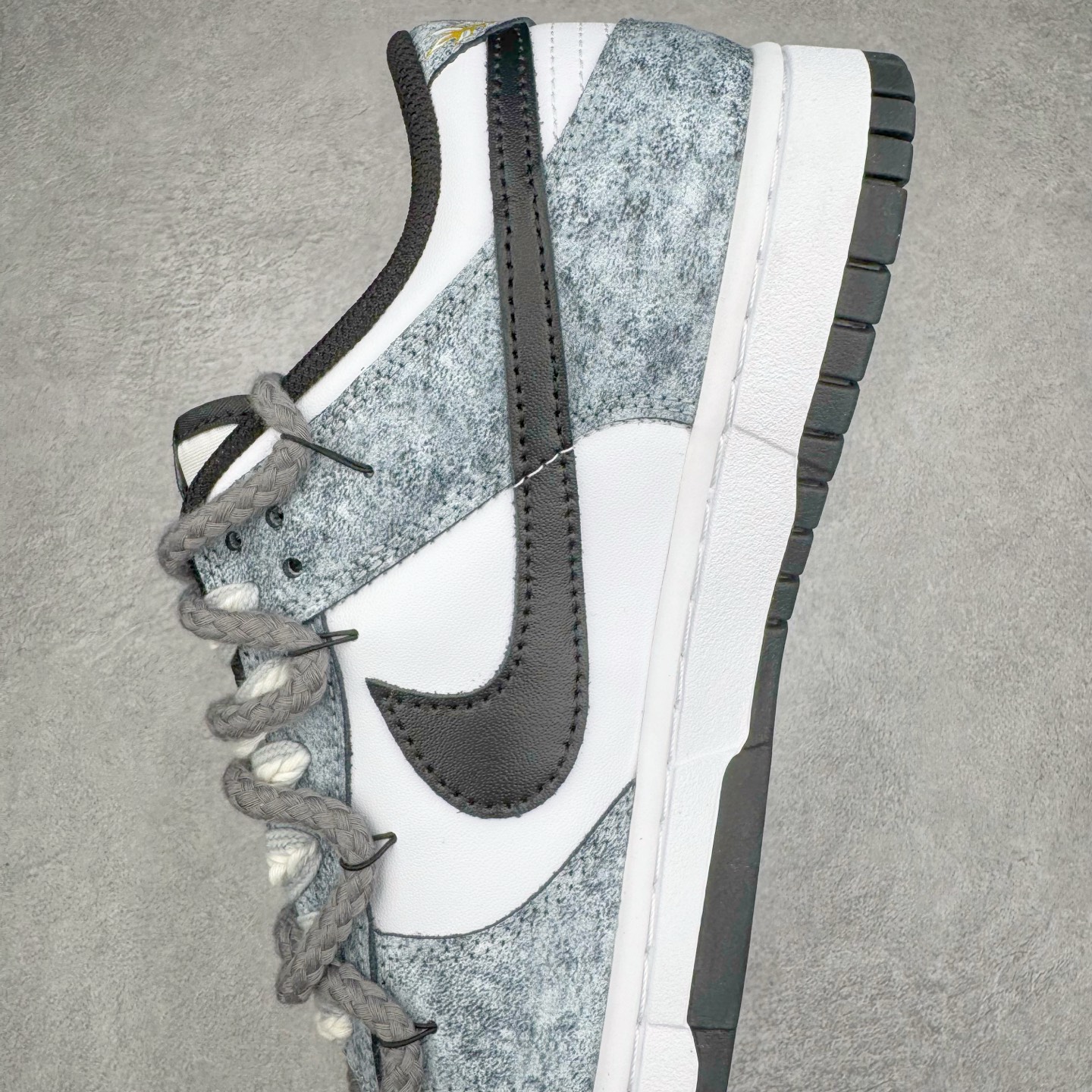 图片[7]-＃YC纯原 NK Dunk Low 风吹麦浪 DD1391-100 当匠意灵感遇见大地诗篇，以风为针，麦为线，在 Dunk Low 的纯白画布上，织就一袭流动的金色乐章。金色麦穗于 Swoosh 间律动，于后跟低语，那蜿蜒的金色，是风的轨迹，那灰色编织鞋带，是大地交错的诗行。步履间，承载着灰黑大地肌理，烙印上舞动的金色锋芒。一双鞋，一部关于风与麦的微型史诗。定制系列天花板 无原鞋不开发 全系列得物原鞋一比一校对开发 配色持续更新中 终端对接 优势输出 全套原厂楦头原纸板数据档案倾力打造 原汁原味莞产 极致还原 圈内最强针车工艺 高端零售指定版 广东原厂配套原盒原标 鞋盒分三个尺码段 原厂冲刀 超高清洁度 全鞋零毛边皮料切割 采用原厂百宏鞋带以及原厂百宏织唛舌标 内标可供原厂几率过验 进口原装条纹中底布 四线拉帮白色点胶 原厂拉帮手法遵循公司 原厂电绣 极致还原 尺码：36 36.5 37.5 38 38.5 39 40 40.5 41 42 42.5 43 44 44.5 45 46-选品中心