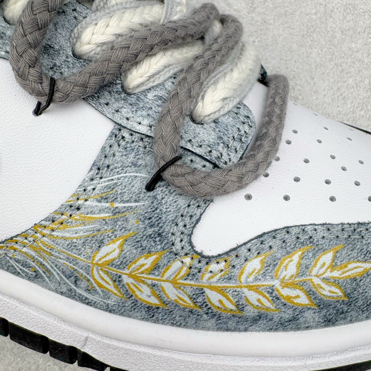 图片[18]-＃YC纯原 NK Dunk Low 风吹麦浪 DD1391-100 当匠意灵感遇见大地诗篇，以风为针，麦为线，在 Dunk Low 的纯白画布上，织就一袭流动的金色乐章。金色麦穗于 Swoosh 间律动，于后跟低语，那蜿蜒的金色，是风的轨迹，那灰色编织鞋带，是大地交错的诗行。步履间，承载着灰黑大地肌理，烙印上舞动的金色锋芒。一双鞋，一部关于风与麦的微型史诗。定制系列天花板 无原鞋不开发 全系列得物原鞋一比一校对开发 配色持续更新中 终端对接 优势输出 全套原厂楦头原纸板数据档案倾力打造 原汁原味莞产 极致还原 圈内最强针车工艺 高端零售指定版 广东原厂配套原盒原标 鞋盒分三个尺码段 原厂冲刀 超高清洁度 全鞋零毛边皮料切割 采用原厂百宏鞋带以及原厂百宏织唛舌标 内标可供原厂几率过验 进口原装条纹中底布 四线拉帮白色点胶 原厂拉帮手法遵循公司 原厂电绣 极致还原 尺码：36 36.5 37.5 38 38.5 39 40 40.5 41 42 42.5 43 44 44.5 45 46-选品中心