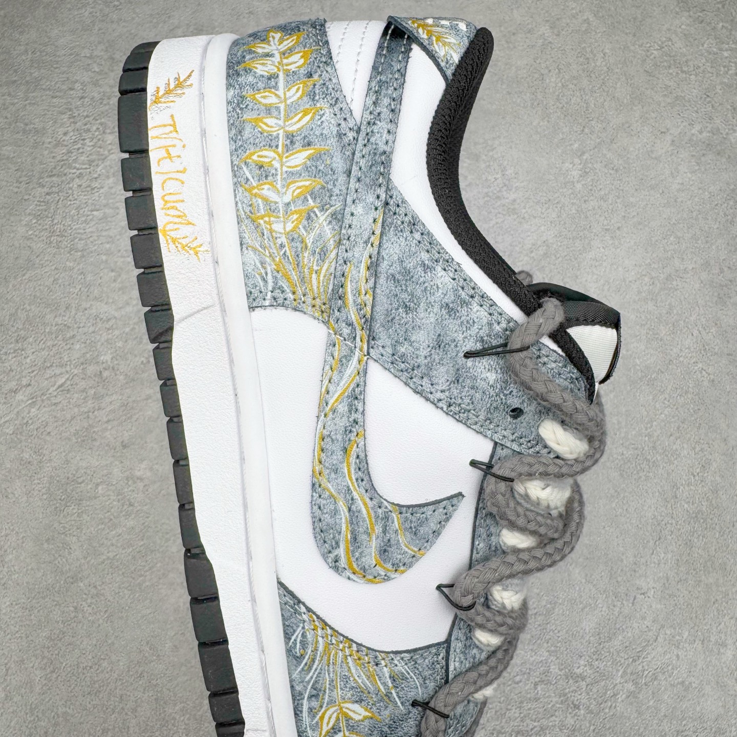 图片[6]-＃YC纯原 NK Dunk Low 风吹麦浪 DD1391-100 当匠意灵感遇见大地诗篇，以风为针，麦为线，在 Dunk Low 的纯白画布上，织就一袭流动的金色乐章。金色麦穗于 Swoosh 间律动，于后跟低语，那蜿蜒的金色，是风的轨迹，那灰色编织鞋带，是大地交错的诗行。步履间，承载着灰黑大地肌理，烙印上舞动的金色锋芒。一双鞋，一部关于风与麦的微型史诗。定制系列天花板 无原鞋不开发 全系列得物原鞋一比一校对开发 配色持续更新中 终端对接 优势输出 全套原厂楦头原纸板数据档案倾力打造 原汁原味莞产 极致还原 圈内最强针车工艺 高端零售指定版 广东原厂配套原盒原标 鞋盒分三个尺码段 原厂冲刀 超高清洁度 全鞋零毛边皮料切割 采用原厂百宏鞋带以及原厂百宏织唛舌标 内标可供原厂几率过验 进口原装条纹中底布 四线拉帮白色点胶 原厂拉帮手法遵循公司 原厂电绣 极致还原 尺码：36 36.5 37.5 38 38.5 39 40 40.5 41 42 42.5 43 44 44.5 45 46-选品中心