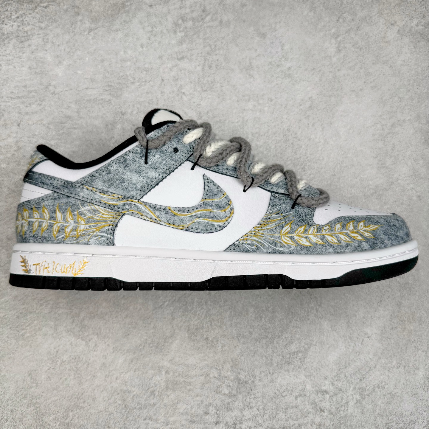 ＃YC纯原 NK Dunk Low 风吹麦浪 DD1391-100 当匠意灵感遇见大地诗篇，以风为针，麦为线，在 Dunk Low 的纯白画布上，织就一袭流动的金色乐章。金色麦穗于 Swoosh 间律动，于后跟低语，那蜿蜒的金色，是风的轨迹，那灰色编织鞋带，是大地交错的诗行。步履间，承载着灰黑大地肌理，烙印上舞动的金色锋芒。一双鞋，一部关于风与麦的微型史诗。定制系列天花板 无原鞋不开发 全系列得物原鞋一比一校对开发 配色持续更新中 终端对接 优势输出 全套原厂楦头原纸板数据档案倾力打造 原汁原味莞产 极致还原 圈内最强针车工艺 高端零售指定版 广东原厂配套原盒原标 鞋盒分三个尺码段 原厂冲刀 超高清洁度 全鞋零毛边皮料切割 采用原厂百宏鞋带以及原厂百宏织唛舌标 内标可供原厂几率过验 进口原装条纹中底布 四线拉帮白色点胶 原厂拉帮手法遵循公司 原厂电绣 极致还原 尺码：36 36.5 37.5 38 38.5 39 40 40.5 41 42 42.5 43 44 44.5 45 46-选品中心