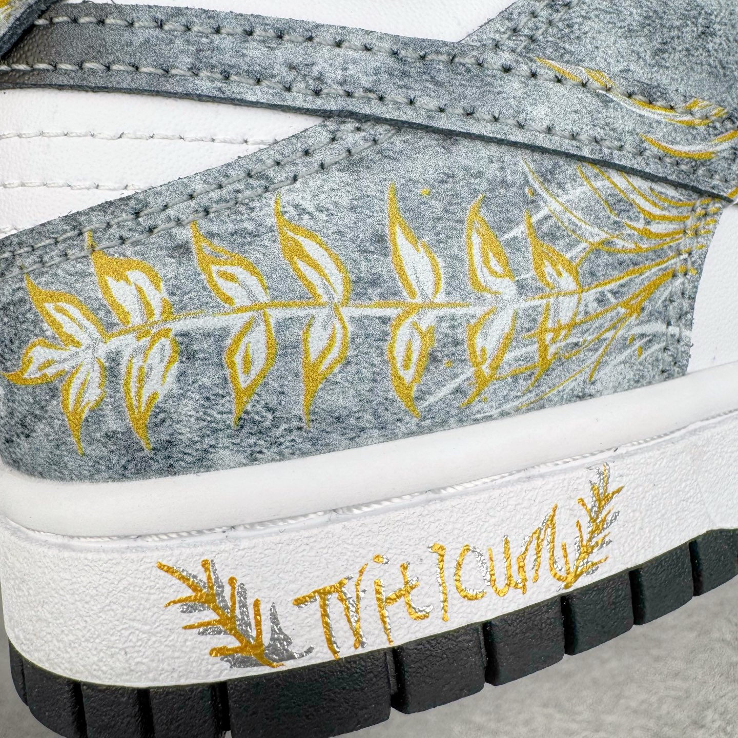 图片[16]-＃YC纯原 NK Dunk Low 风吹麦浪 DD1391-100 当匠意灵感遇见大地诗篇，以风为针，麦为线，在 Dunk Low 的纯白画布上，织就一袭流动的金色乐章。金色麦穗于 Swoosh 间律动，于后跟低语，那蜿蜒的金色，是风的轨迹，那灰色编织鞋带，是大地交错的诗行。步履间，承载着灰黑大地肌理，烙印上舞动的金色锋芒。一双鞋，一部关于风与麦的微型史诗。定制系列天花板 无原鞋不开发 全系列得物原鞋一比一校对开发 配色持续更新中 终端对接 优势输出 全套原厂楦头原纸板数据档案倾力打造 原汁原味莞产 极致还原 圈内最强针车工艺 高端零售指定版 广东原厂配套原盒原标 鞋盒分三个尺码段 原厂冲刀 超高清洁度 全鞋零毛边皮料切割 采用原厂百宏鞋带以及原厂百宏织唛舌标 内标可供原厂几率过验 进口原装条纹中底布 四线拉帮白色点胶 原厂拉帮手法遵循公司 原厂电绣 极致还原 尺码：36 36.5 37.5 38 38.5 39 40 40.5 41 42 42.5 43 44 44.5 45 46-选品中心