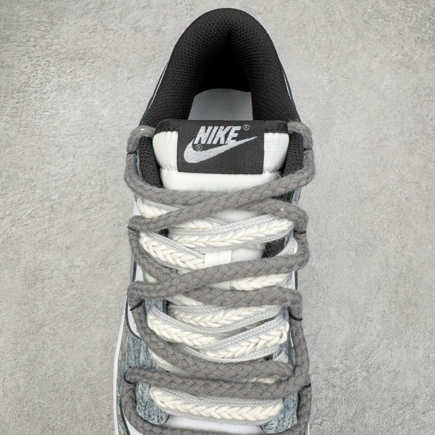 图片[5]-＃YC纯原 NK Dunk Low 风吹麦浪 DD1391-100 当匠意灵感遇见大地诗篇，以风为针，麦为线，在 Dunk Low 的纯白画布上，织就一袭流动的金色乐章。金色麦穗于 Swoosh 间律动，于后跟低语，那蜿蜒的金色，是风的轨迹，那灰色编织鞋带，是大地交错的诗行。步履间，承载着灰黑大地肌理，烙印上舞动的金色锋芒。一双鞋，一部关于风与麦的微型史诗。定制系列天花板 无原鞋不开发 全系列得物原鞋一比一校对开发 配色持续更新中 终端对接 优势输出 全套原厂楦头原纸板数据档案倾力打造 原汁原味莞产 极致还原 圈内最强针车工艺 高端零售指定版 广东原厂配套原盒原标 鞋盒分三个尺码段 原厂冲刀 超高清洁度 全鞋零毛边皮料切割 采用原厂百宏鞋带以及原厂百宏织唛舌标 内标可供原厂几率过验 进口原装条纹中底布 四线拉帮白色点胶 原厂拉帮手法遵循公司 原厂电绣 极致还原 尺码：36 36.5 37.5 38 38.5 39 40 40.5 41 42 42.5 43 44 44.5 45 46-选品中心