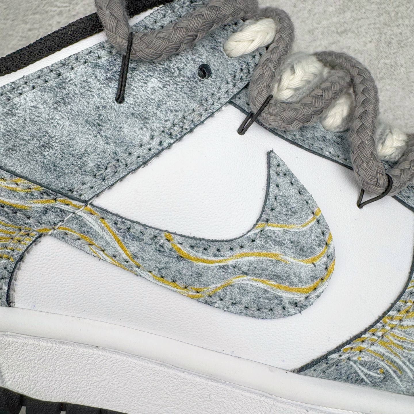 图片[17]-＃YC纯原 NK Dunk Low 风吹麦浪 DD1391-100 当匠意灵感遇见大地诗篇，以风为针，麦为线，在 Dunk Low 的纯白画布上，织就一袭流动的金色乐章。金色麦穗于 Swoosh 间律动，于后跟低语，那蜿蜒的金色，是风的轨迹，那灰色编织鞋带，是大地交错的诗行。步履间，承载着灰黑大地肌理，烙印上舞动的金色锋芒。一双鞋，一部关于风与麦的微型史诗。定制系列天花板 无原鞋不开发 全系列得物原鞋一比一校对开发 配色持续更新中 终端对接 优势输出 全套原厂楦头原纸板数据档案倾力打造 原汁原味莞产 极致还原 圈内最强针车工艺 高端零售指定版 广东原厂配套原盒原标 鞋盒分三个尺码段 原厂冲刀 超高清洁度 全鞋零毛边皮料切割 采用原厂百宏鞋带以及原厂百宏织唛舌标 内标可供原厂几率过验 进口原装条纹中底布 四线拉帮白色点胶 原厂拉帮手法遵循公司 原厂电绣 极致还原 尺码：36 36.5 37.5 38 38.5 39 40 40.5 41 42 42.5 43 44 44.5 45 46-选品中心