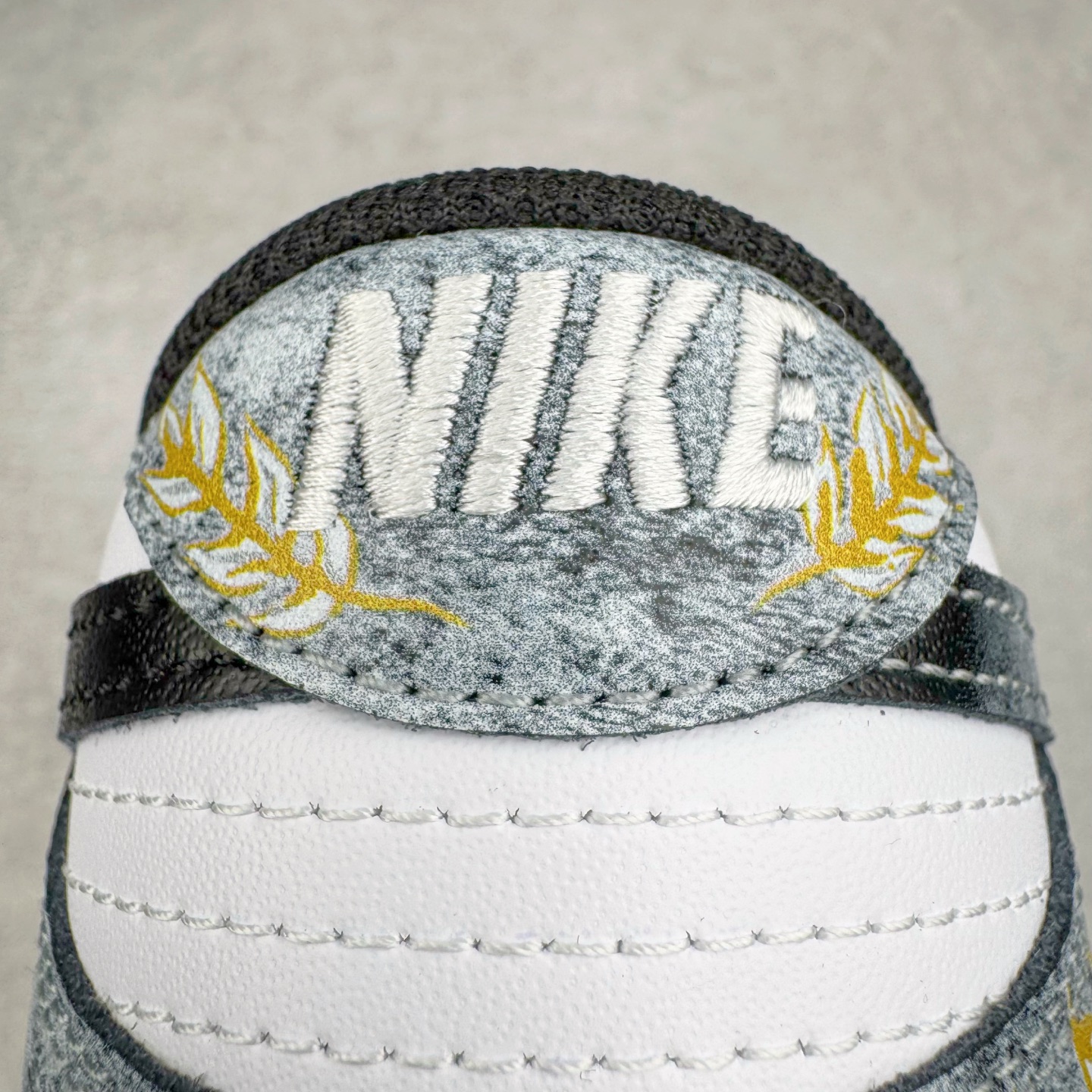 图片[15]-＃YC纯原 NK Dunk Low 风吹麦浪 DD1391-100 当匠意灵感遇见大地诗篇，以风为针，麦为线，在 Dunk Low 的纯白画布上，织就一袭流动的金色乐章。金色麦穗于 Swoosh 间律动，于后跟低语，那蜿蜒的金色，是风的轨迹，那灰色编织鞋带，是大地交错的诗行。步履间，承载着灰黑大地肌理，烙印上舞动的金色锋芒。一双鞋，一部关于风与麦的微型史诗。定制系列天花板 无原鞋不开发 全系列得物原鞋一比一校对开发 配色持续更新中 终端对接 优势输出 全套原厂楦头原纸板数据档案倾力打造 原汁原味莞产 极致还原 圈内最强针车工艺 高端零售指定版 广东原厂配套原盒原标 鞋盒分三个尺码段 原厂冲刀 超高清洁度 全鞋零毛边皮料切割 采用原厂百宏鞋带以及原厂百宏织唛舌标 内标可供原厂几率过验 进口原装条纹中底布 四线拉帮白色点胶 原厂拉帮手法遵循公司 原厂电绣 极致还原 尺码：36 36.5 37.5 38 38.5 39 40 40.5 41 42 42.5 43 44 44.5 45 46-选品中心