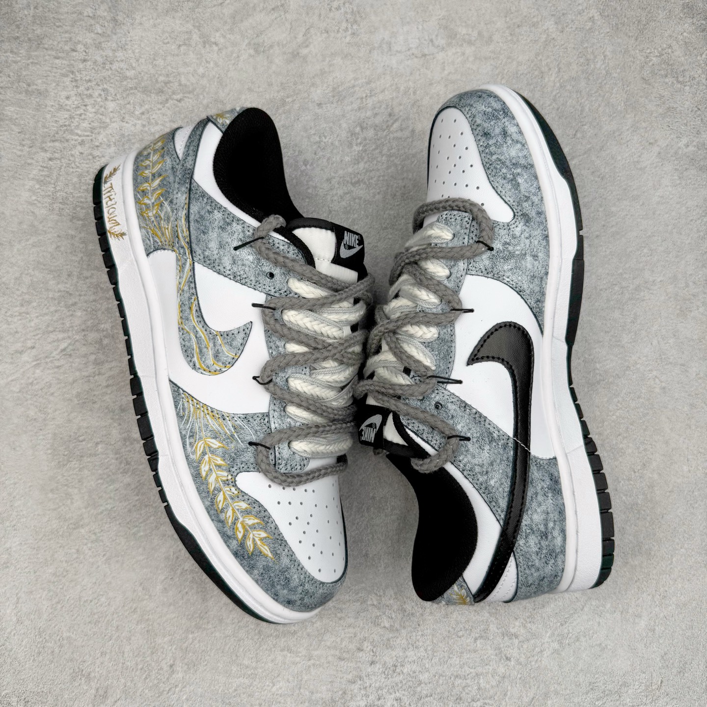 图片[3]-＃YC纯原 NK Dunk Low 风吹麦浪 DD1391-100 当匠意灵感遇见大地诗篇，以风为针，麦为线，在 Dunk Low 的纯白画布上，织就一袭流动的金色乐章。金色麦穗于 Swoosh 间律动，于后跟低语，那蜿蜒的金色，是风的轨迹，那灰色编织鞋带，是大地交错的诗行。步履间，承载着灰黑大地肌理，烙印上舞动的金色锋芒。一双鞋，一部关于风与麦的微型史诗。定制系列天花板 无原鞋不开发 全系列得物原鞋一比一校对开发 配色持续更新中 终端对接 优势输出 全套原厂楦头原纸板数据档案倾力打造 原汁原味莞产 极致还原 圈内最强针车工艺 高端零售指定版 广东原厂配套原盒原标 鞋盒分三个尺码段 原厂冲刀 超高清洁度 全鞋零毛边皮料切割 采用原厂百宏鞋带以及原厂百宏织唛舌标 内标可供原厂几率过验 进口原装条纹中底布 四线拉帮白色点胶 原厂拉帮手法遵循公司 原厂电绣 极致还原 尺码：36 36.5 37.5 38 38.5 39 40 40.5 41 42 42.5 43 44 44.5 45 46-选品中心