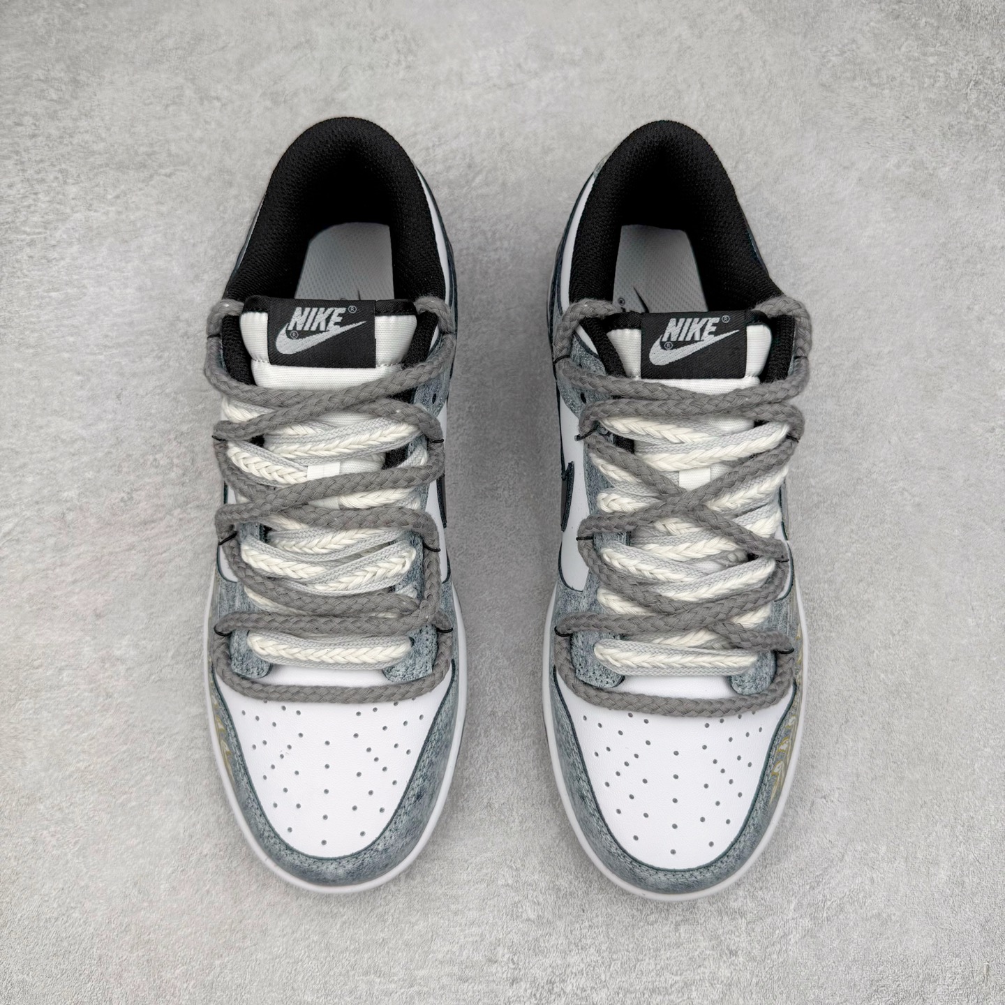 图片[2]-＃YC纯原 NK Dunk Low 风吹麦浪 DD1391-100 当匠意灵感遇见大地诗篇，以风为针，麦为线，在 Dunk Low 的纯白画布上，织就一袭流动的金色乐章。金色麦穗于 Swoosh 间律动，于后跟低语，那蜿蜒的金色，是风的轨迹，那灰色编织鞋带，是大地交错的诗行。步履间，承载着灰黑大地肌理，烙印上舞动的金色锋芒。一双鞋，一部关于风与麦的微型史诗。定制系列天花板 无原鞋不开发 全系列得物原鞋一比一校对开发 配色持续更新中 终端对接 优势输出 全套原厂楦头原纸板数据档案倾力打造 原汁原味莞产 极致还原 圈内最强针车工艺 高端零售指定版 广东原厂配套原盒原标 鞋盒分三个尺码段 原厂冲刀 超高清洁度 全鞋零毛边皮料切割 采用原厂百宏鞋带以及原厂百宏织唛舌标 内标可供原厂几率过验 进口原装条纹中底布 四线拉帮白色点胶 原厂拉帮手法遵循公司 原厂电绣 极致还原 尺码：36 36.5 37.5 38 38.5 39 40 40.5 41 42 42.5 43 44 44.5 45 46-选品中心