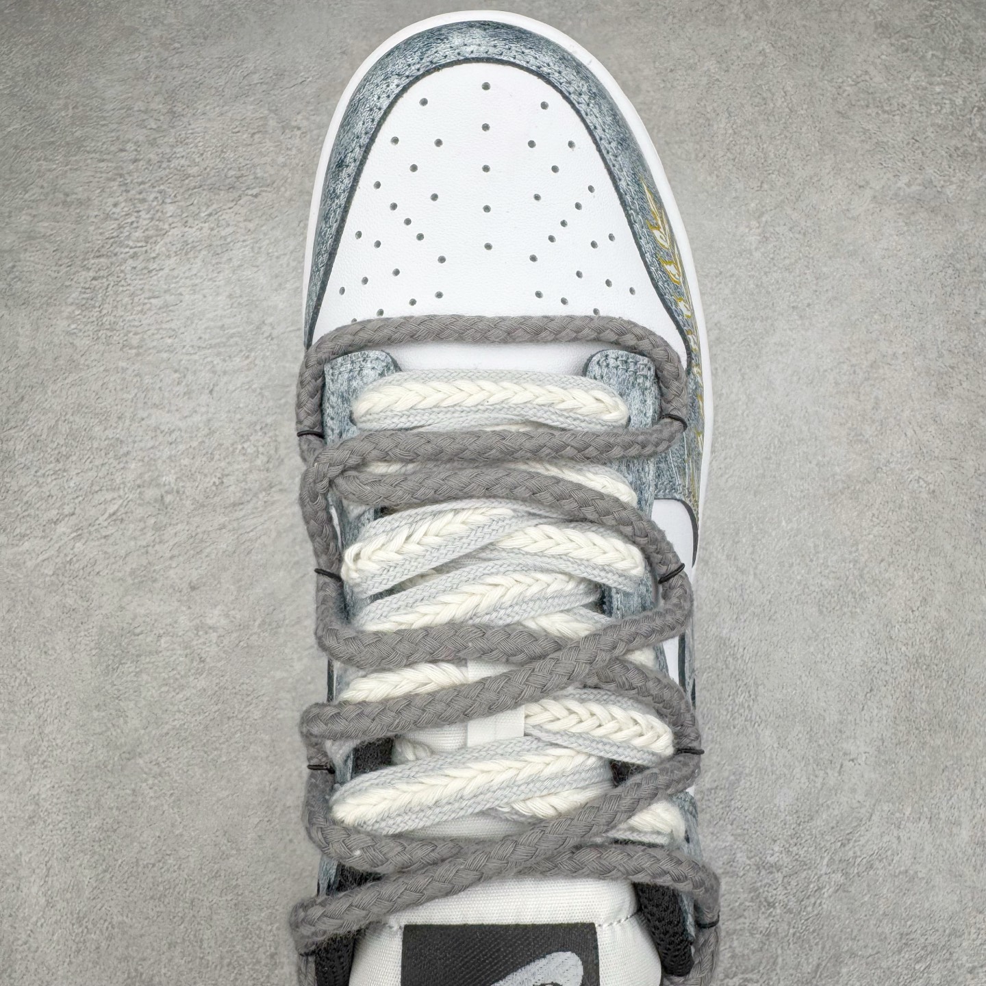 图片[4]-＃YC纯原 NK Dunk Low 风吹麦浪 DD1391-100 当匠意灵感遇见大地诗篇，以风为针，麦为线，在 Dunk Low 的纯白画布上，织就一袭流动的金色乐章。金色麦穗于 Swoosh 间律动，于后跟低语，那蜿蜒的金色，是风的轨迹，那灰色编织鞋带，是大地交错的诗行。步履间，承载着灰黑大地肌理，烙印上舞动的金色锋芒。一双鞋，一部关于风与麦的微型史诗。定制系列天花板 无原鞋不开发 全系列得物原鞋一比一校对开发 配色持续更新中 终端对接 优势输出 全套原厂楦头原纸板数据档案倾力打造 原汁原味莞产 极致还原 圈内最强针车工艺 高端零售指定版 广东原厂配套原盒原标 鞋盒分三个尺码段 原厂冲刀 超高清洁度 全鞋零毛边皮料切割 采用原厂百宏鞋带以及原厂百宏织唛舌标 内标可供原厂几率过验 进口原装条纹中底布 四线拉帮白色点胶 原厂拉帮手法遵循公司 原厂电绣 极致还原 尺码：36 36.5 37.5 38 38.5 39 40 40.5 41 42 42.5 43 44 44.5 45 46-选品中心