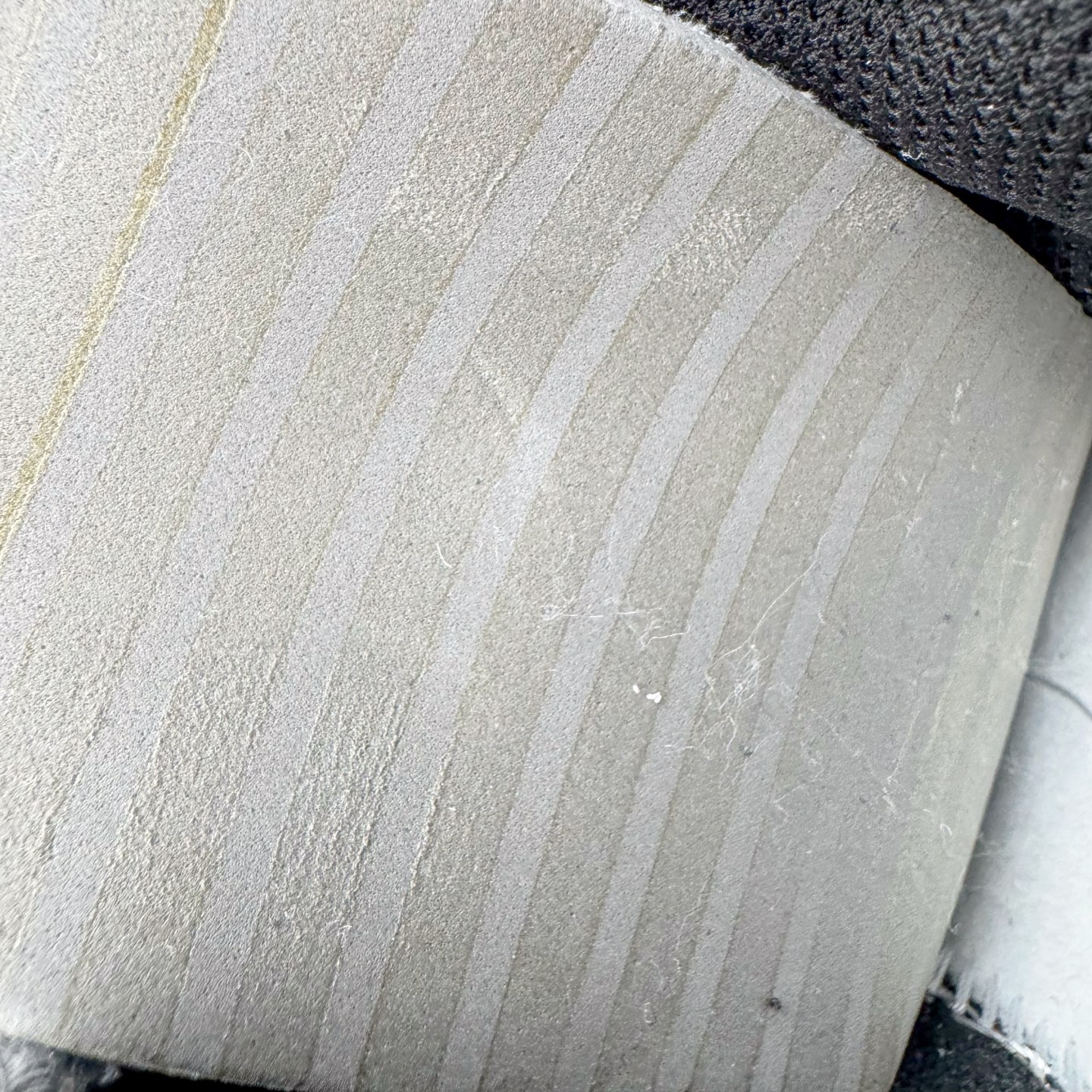 图片[11]-＃YC纯原 NK Dunk Low 风吹麦浪 DD1391-100 当匠意灵感遇见大地诗篇，以风为针，麦为线，在 Dunk Low 的纯白画布上，织就一袭流动的金色乐章。金色麦穗于 Swoosh 间律动，于后跟低语，那蜿蜒的金色，是风的轨迹，那灰色编织鞋带，是大地交错的诗行。步履间，承载着灰黑大地肌理，烙印上舞动的金色锋芒。一双鞋，一部关于风与麦的微型史诗。定制系列天花板 无原鞋不开发 全系列得物原鞋一比一校对开发 配色持续更新中 终端对接 优势输出 全套原厂楦头原纸板数据档案倾力打造 原汁原味莞产 极致还原 圈内最强针车工艺 高端零售指定版 广东原厂配套原盒原标 鞋盒分三个尺码段 原厂冲刀 超高清洁度 全鞋零毛边皮料切割 采用原厂百宏鞋带以及原厂百宏织唛舌标 内标可供原厂几率过验 进口原装条纹中底布 四线拉帮白色点胶 原厂拉帮手法遵循公司 原厂电绣 极致还原 尺码：36 36.5 37.5 38 38.5 39 40 40.5 41 42 42.5 43 44 44.5 45 46-选品中心