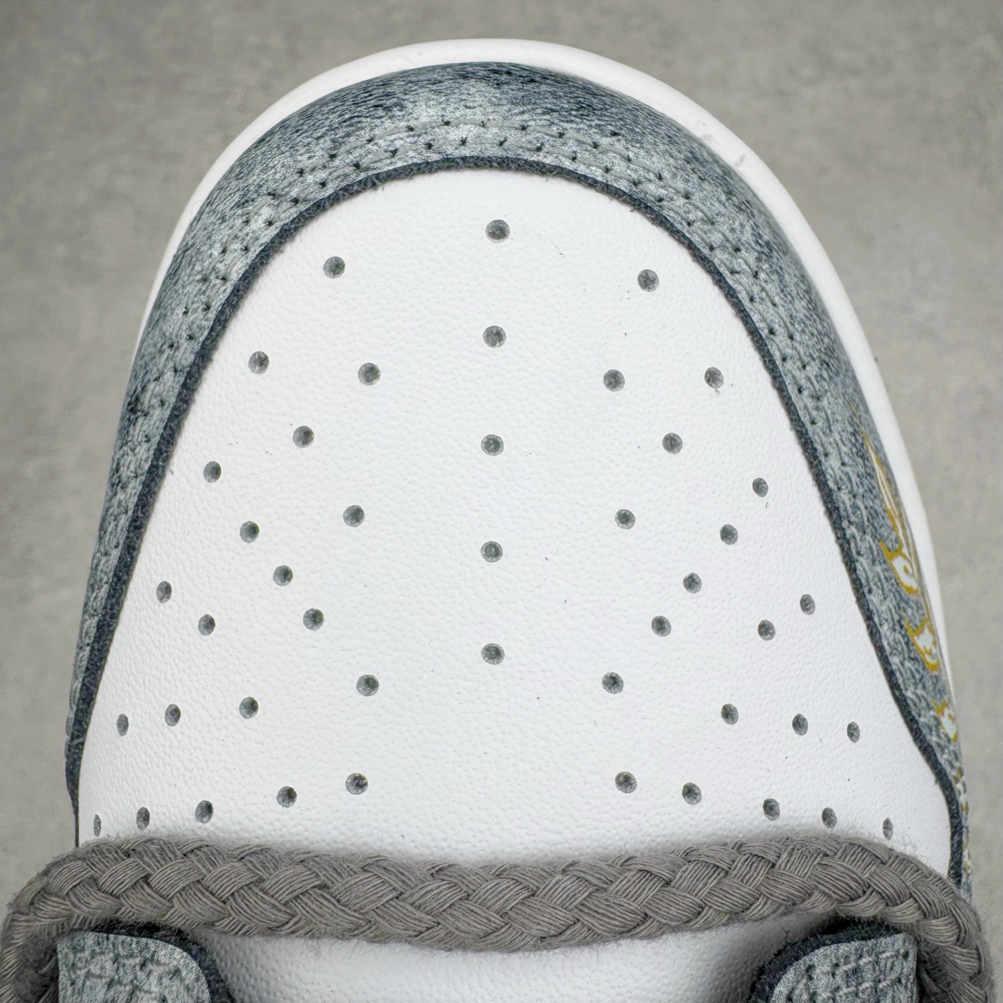 图片[14]-＃YC纯原 NK Dunk Low 风吹麦浪 DD1391-100 当匠意灵感遇见大地诗篇，以风为针，麦为线，在 Dunk Low 的纯白画布上，织就一袭流动的金色乐章。金色麦穗于 Swoosh 间律动，于后跟低语，那蜿蜒的金色，是风的轨迹，那灰色编织鞋带，是大地交错的诗行。步履间，承载着灰黑大地肌理，烙印上舞动的金色锋芒。一双鞋，一部关于风与麦的微型史诗。定制系列天花板 无原鞋不开发 全系列得物原鞋一比一校对开发 配色持续更新中 终端对接 优势输出 全套原厂楦头原纸板数据档案倾力打造 原汁原味莞产 极致还原 圈内最强针车工艺 高端零售指定版 广东原厂配套原盒原标 鞋盒分三个尺码段 原厂冲刀 超高清洁度 全鞋零毛边皮料切割 采用原厂百宏鞋带以及原厂百宏织唛舌标 内标可供原厂几率过验 进口原装条纹中底布 四线拉帮白色点胶 原厂拉帮手法遵循公司 原厂电绣 极致还原 尺码：36 36.5 37.5 38 38.5 39 40 40.5 41 42 42.5 43 44 44.5 45 46-选品中心