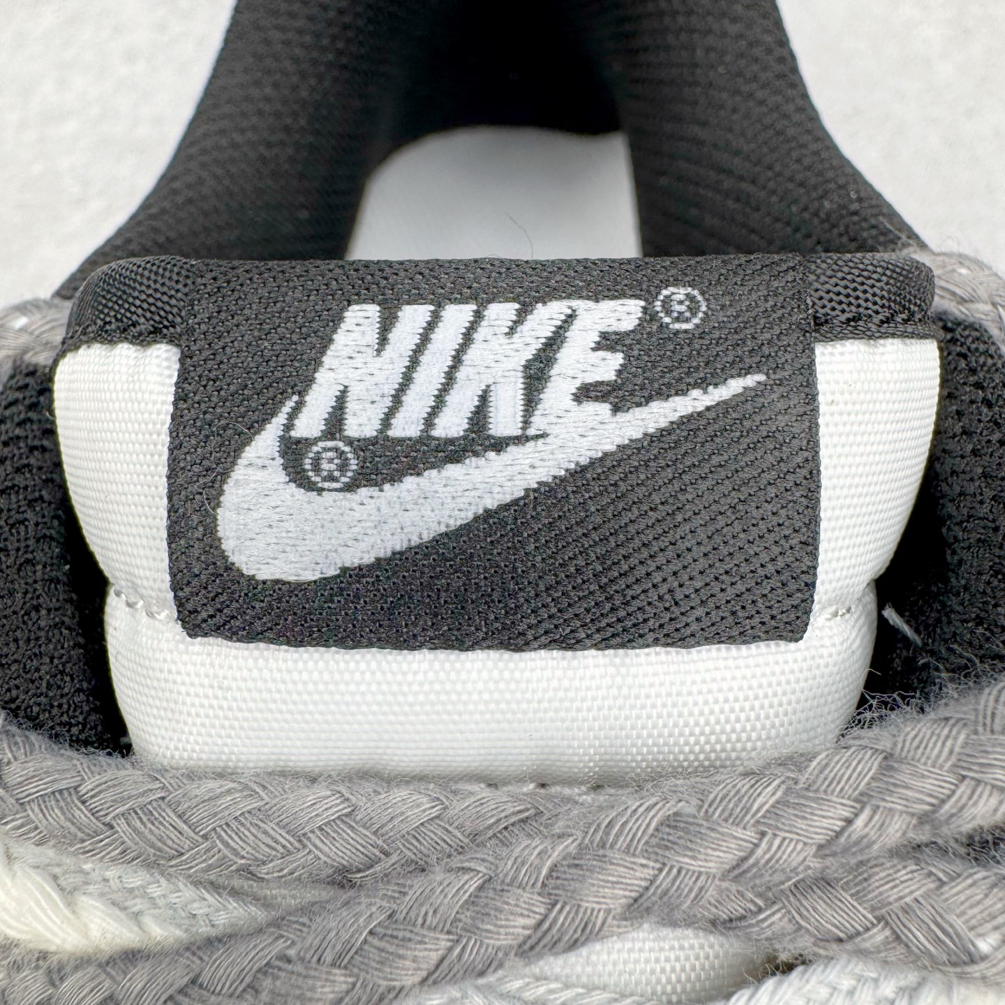 图片[13]-＃YC纯原 NK Dunk Low 风吹麦浪 DD1391-100 当匠意灵感遇见大地诗篇，以风为针，麦为线，在 Dunk Low 的纯白画布上，织就一袭流动的金色乐章。金色麦穗于 Swoosh 间律动，于后跟低语，那蜿蜒的金色，是风的轨迹，那灰色编织鞋带，是大地交错的诗行。步履间，承载着灰黑大地肌理，烙印上舞动的金色锋芒。一双鞋，一部关于风与麦的微型史诗。定制系列天花板 无原鞋不开发 全系列得物原鞋一比一校对开发 配色持续更新中 终端对接 优势输出 全套原厂楦头原纸板数据档案倾力打造 原汁原味莞产 极致还原 圈内最强针车工艺 高端零售指定版 广东原厂配套原盒原标 鞋盒分三个尺码段 原厂冲刀 超高清洁度 全鞋零毛边皮料切割 采用原厂百宏鞋带以及原厂百宏织唛舌标 内标可供原厂几率过验 进口原装条纹中底布 四线拉帮白色点胶 原厂拉帮手法遵循公司 原厂电绣 极致还原 尺码：36 36.5 37.5 38 38.5 39 40 40.5 41 42 42.5 43 44 44.5 45 46-选品中心