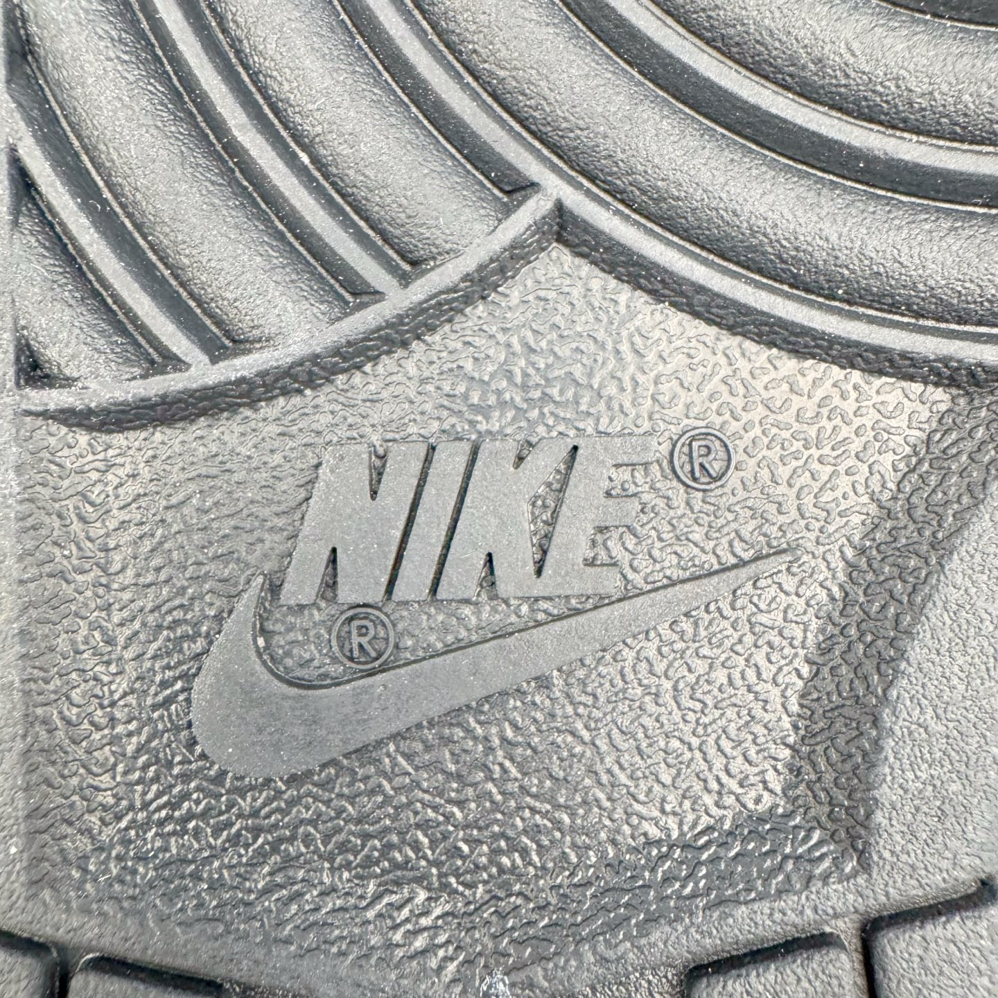 图片[19]-＃YC纯原 NK Dunk Low 风吹麦浪 DD1391-100 当匠意灵感遇见大地诗篇，以风为针，麦为线，在 Dunk Low 的纯白画布上，织就一袭流动的金色乐章。金色麦穗于 Swoosh 间律动，于后跟低语，那蜿蜒的金色，是风的轨迹，那灰色编织鞋带，是大地交错的诗行。步履间，承载着灰黑大地肌理，烙印上舞动的金色锋芒。一双鞋，一部关于风与麦的微型史诗。定制系列天花板 无原鞋不开发 全系列得物原鞋一比一校对开发 配色持续更新中 终端对接 优势输出 全套原厂楦头原纸板数据档案倾力打造 原汁原味莞产 极致还原 圈内最强针车工艺 高端零售指定版 广东原厂配套原盒原标 鞋盒分三个尺码段 原厂冲刀 超高清洁度 全鞋零毛边皮料切割 采用原厂百宏鞋带以及原厂百宏织唛舌标 内标可供原厂几率过验 进口原装条纹中底布 四线拉帮白色点胶 原厂拉帮手法遵循公司 原厂电绣 极致还原 尺码：36 36.5 37.5 38 38.5 39 40 40.5 41 42 42.5 43 44 44.5 45 46-选品中心