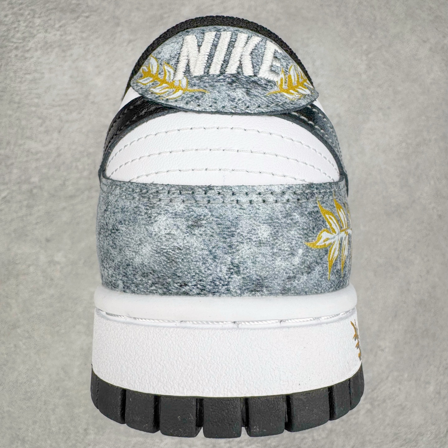 图片[8]-＃YC纯原 NK Dunk Low 风吹麦浪 DD1391-100 当匠意灵感遇见大地诗篇，以风为针，麦为线，在 Dunk Low 的纯白画布上，织就一袭流动的金色乐章。金色麦穗于 Swoosh 间律动，于后跟低语，那蜿蜒的金色，是风的轨迹，那灰色编织鞋带，是大地交错的诗行。步履间，承载着灰黑大地肌理，烙印上舞动的金色锋芒。一双鞋，一部关于风与麦的微型史诗。定制系列天花板 无原鞋不开发 全系列得物原鞋一比一校对开发 配色持续更新中 终端对接 优势输出 全套原厂楦头原纸板数据档案倾力打造 原汁原味莞产 极致还原 圈内最强针车工艺 高端零售指定版 广东原厂配套原盒原标 鞋盒分三个尺码段 原厂冲刀 超高清洁度 全鞋零毛边皮料切割 采用原厂百宏鞋带以及原厂百宏织唛舌标 内标可供原厂几率过验 进口原装条纹中底布 四线拉帮白色点胶 原厂拉帮手法遵循公司 原厂电绣 极致还原 尺码：36 36.5 37.5 38 38.5 39 40 40.5 41 42 42.5 43 44 44.5 45 46-选品中心