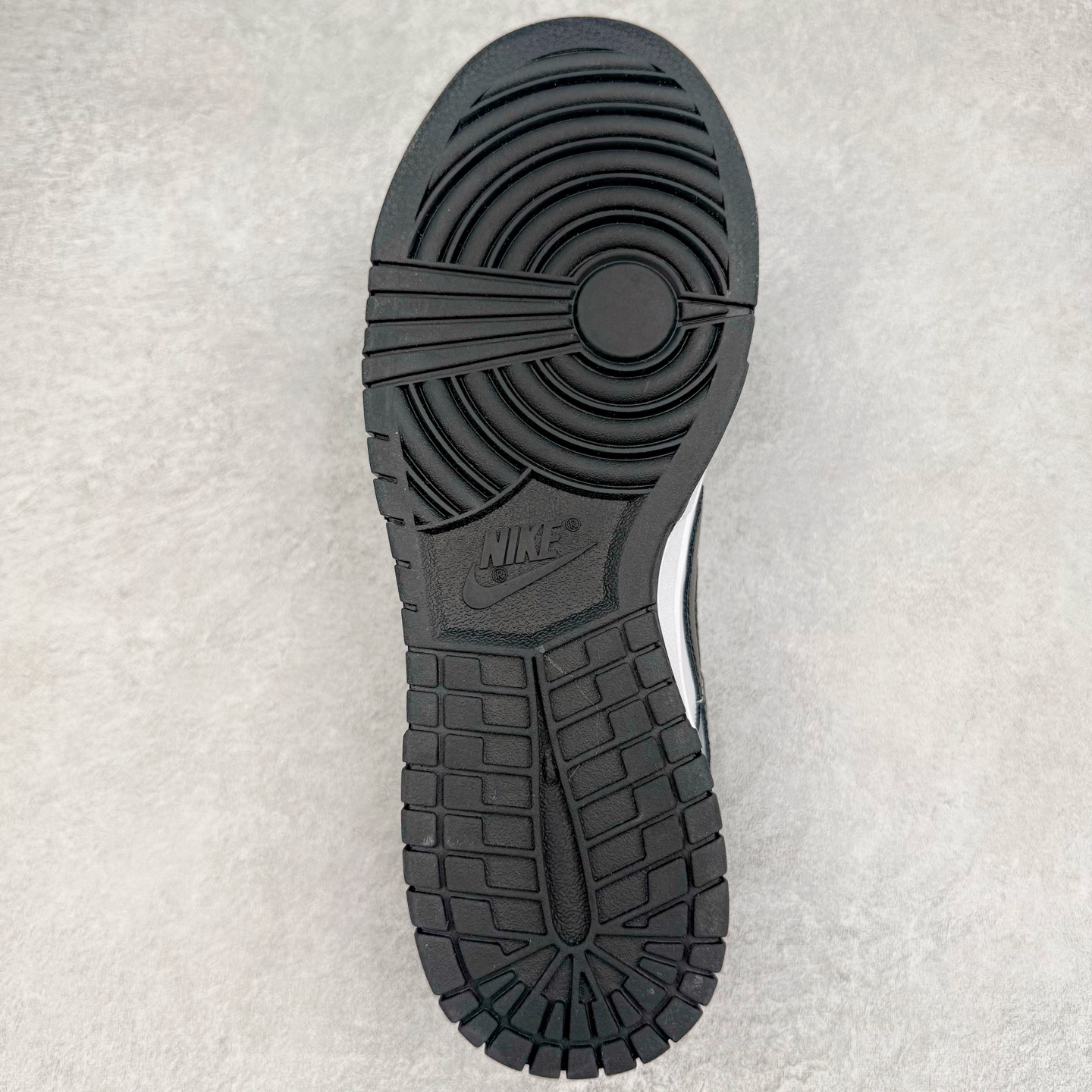 图片[9]-＃YC纯原 NK Dunk Low 风吹麦浪 DD1391-100 当匠意灵感遇见大地诗篇，以风为针，麦为线，在 Dunk Low 的纯白画布上，织就一袭流动的金色乐章。金色麦穗于 Swoosh 间律动，于后跟低语，那蜿蜒的金色，是风的轨迹，那灰色编织鞋带，是大地交错的诗行。步履间，承载着灰黑大地肌理，烙印上舞动的金色锋芒。一双鞋，一部关于风与麦的微型史诗。定制系列天花板 无原鞋不开发 全系列得物原鞋一比一校对开发 配色持续更新中 终端对接 优势输出 全套原厂楦头原纸板数据档案倾力打造 原汁原味莞产 极致还原 圈内最强针车工艺 高端零售指定版 广东原厂配套原盒原标 鞋盒分三个尺码段 原厂冲刀 超高清洁度 全鞋零毛边皮料切割 采用原厂百宏鞋带以及原厂百宏织唛舌标 内标可供原厂几率过验 进口原装条纹中底布 四线拉帮白色点胶 原厂拉帮手法遵循公司 原厂电绣 极致还原 尺码：36 36.5 37.5 38 38.5 39 40 40.5 41 42 42.5 43 44 44.5 45 46-选品中心