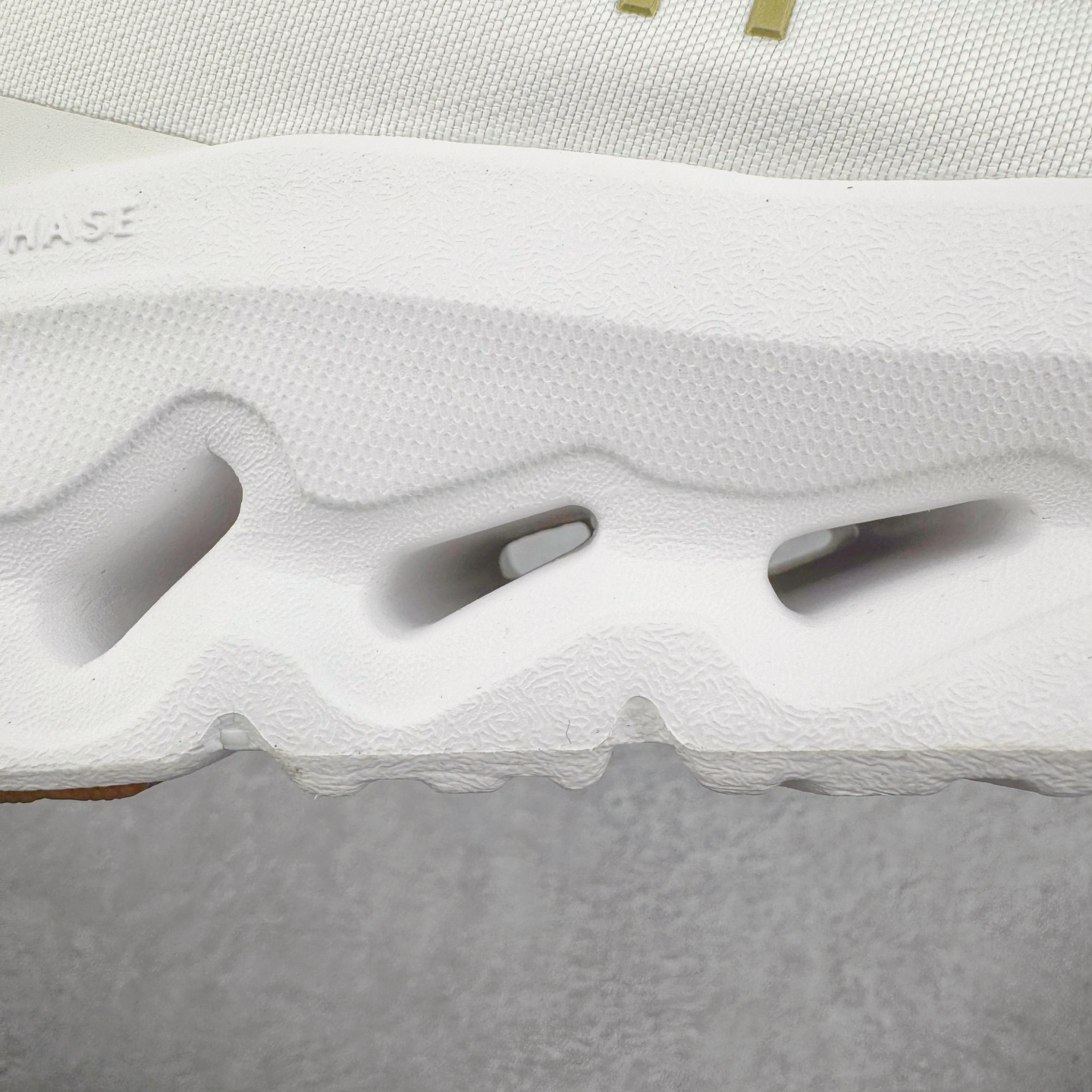 图片[10]-On Cloudmonster 2 昂跑减震生活休闲鞋 此运动品牌 开创于2010年 缓震着陆、强效回弹、轻柔质感的设计构思始终是ON研制关键 与此同时基于“为全球提供革新性的跑步感受”信念 陆续推出了多款跑鞋及其以专业运动人体跑步工程学为设计关键的功能性跑步服饰设备 让跑者不费力气地畅快畅跑 尺码：36 36.5 37.5 38 38.5 39 40 40.5 41 42 42.5 43 44 44.5 45-选品中心