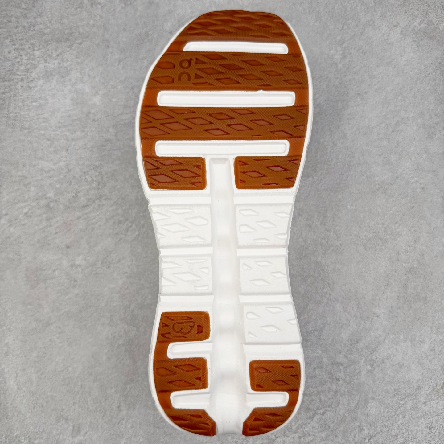 图片[9]-On Cloudmonster 2 昂跑减震生活休闲鞋 此运动品牌 开创于2010年 缓震着陆、强效回弹、轻柔质感的设计构思始终是ON研制关键 与此同时基于“为全球提供革新性的跑步感受”信念 陆续推出了多款跑鞋及其以专业运动人体跑步工程学为设计关键的功能性跑步服饰设备 让跑者不费力气地畅快畅跑 尺码：36 36.5 37.5 38 38.5 39 40 40.5 41 42 42.5 43 44 44.5 45-选品中心