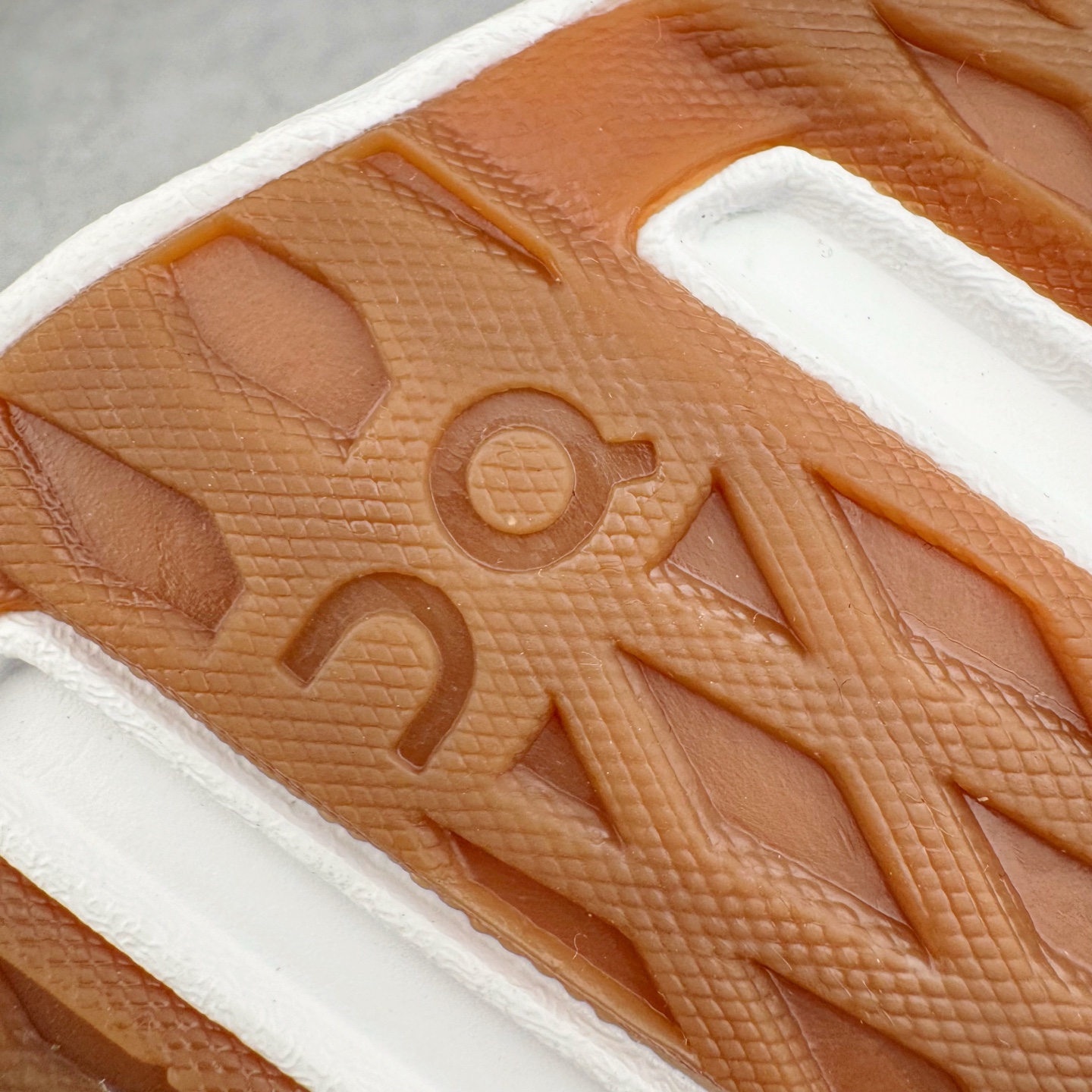 图片[19]-On Cloudmonster 2 昂跑减震生活休闲鞋 此运动品牌 开创于2010年 缓震着陆、强效回弹、轻柔质感的设计构思始终是ON研制关键 与此同时基于“为全球提供革新性的跑步感受”信念 陆续推出了多款跑鞋及其以专业运动人体跑步工程学为设计关键的功能性跑步服饰设备 让跑者不费力气地畅快畅跑 尺码：36 36.5 37.5 38 38.5 39 40 40.5 41 42 42.5 43 44 44.5 45-选品中心