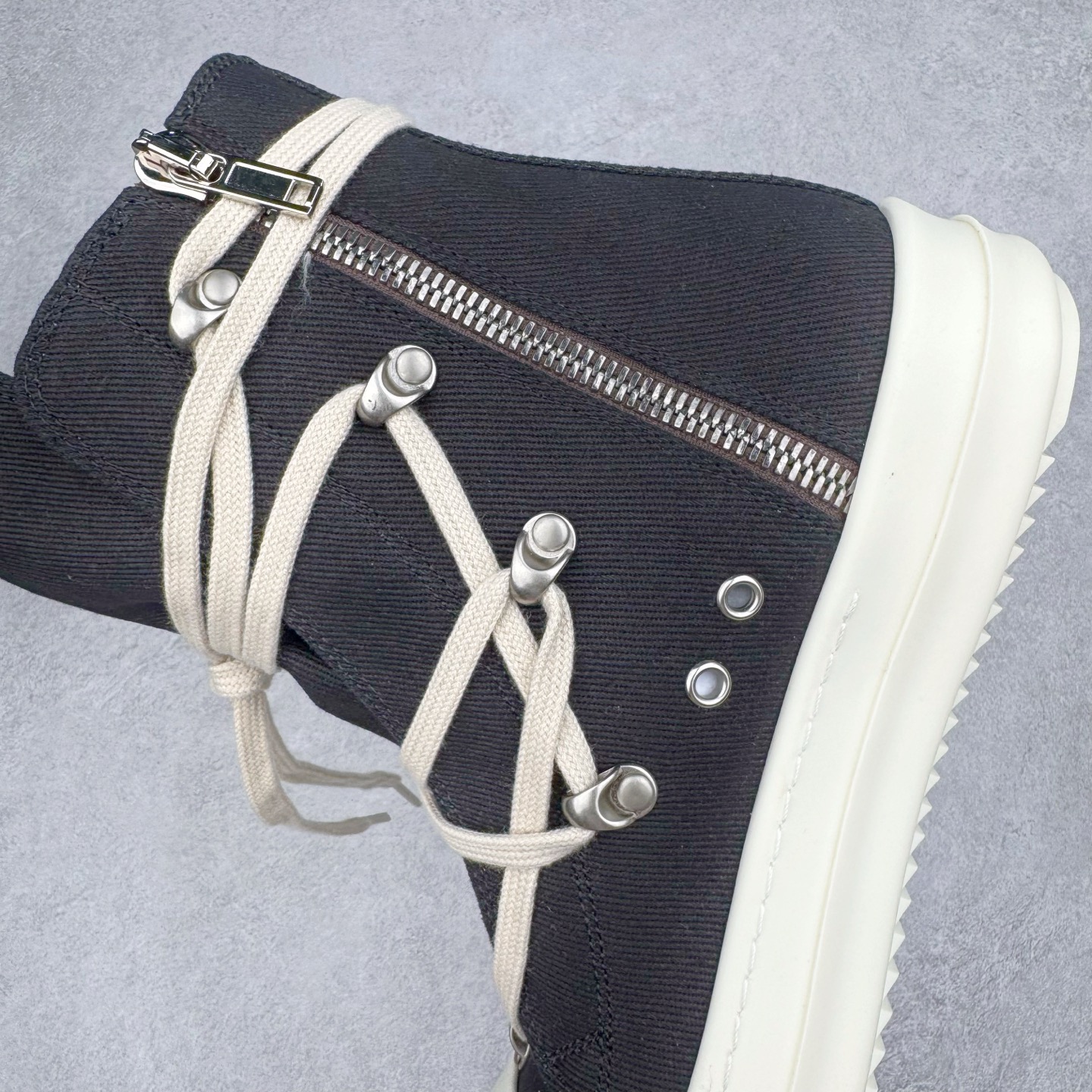 图片[7]-＃DG纯原 Rick Owens Drkshdw 瑞克·欧文斯尼龙罗缎高帮时尚运动板鞋 黑白 二级市场已经7K以上 平台客户随意卖四位数 RO广东原厂出品 纯原天花板 原版一比一复刻 冲正绝不翻车 还原度达到百分之98以上 原楦开发纸版版型 ZP拆解原版1：1复模裁片纸版 力求做到0错位 这样才能达到和zp一致的鞋型味道 采用进口cnc数控机床开发对版独家tpu奶香大底 区别于市场所有版本 zp同源全头层粒面小牛皮 达到和zp一致手感 原厂进口细纹布 万邦订购原厂高弹粉红色海绵 内里搭配软质细腻羊皮 TPU高密度大底 软硬度透光度高已经测试和原版一致 尺码：36 37 38 39 40 41 42 43 44 45 46-选品中心