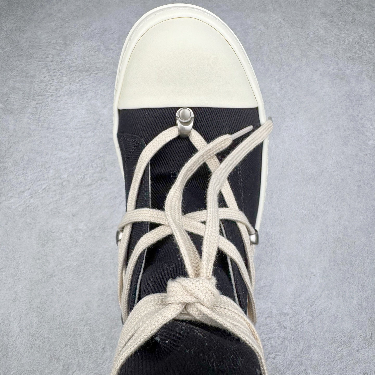 图片[4]-＃DG纯原 Rick Owens Drkshdw 瑞克·欧文斯尼龙罗缎高帮时尚运动板鞋 黑白 二级市场已经7K以上 平台客户随意卖四位数 RO广东原厂出品 纯原天花板 原版一比一复刻 冲正绝不翻车 还原度达到百分之98以上 原楦开发纸版版型 ZP拆解原版1：1复模裁片纸版 力求做到0错位 这样才能达到和zp一致的鞋型味道 采用进口cnc数控机床开发对版独家tpu奶香大底 区别于市场所有版本 zp同源全头层粒面小牛皮 达到和zp一致手感 原厂进口细纹布 万邦订购原厂高弹粉红色海绵 内里搭配软质细腻羊皮 TPU高密度大底 软硬度透光度高已经测试和原版一致 尺码：36 37 38 39 40 41 42 43 44 45 46-选品中心