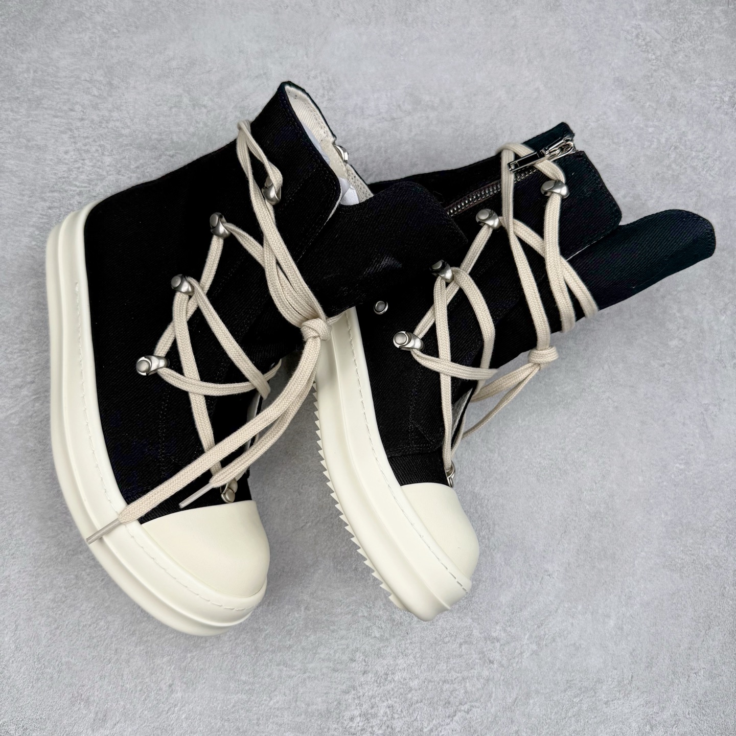图片[3]-＃DG纯原 Rick Owens Drkshdw 瑞克·欧文斯尼龙罗缎高帮时尚运动板鞋 黑白 二级市场已经7K以上 平台客户随意卖四位数 RO广东原厂出品 纯原天花板 原版一比一复刻 冲正绝不翻车 还原度达到百分之98以上 原楦开发纸版版型 ZP拆解原版1：1复模裁片纸版 力求做到0错位 这样才能达到和zp一致的鞋型味道 采用进口cnc数控机床开发对版独家tpu奶香大底 区别于市场所有版本 zp同源全头层粒面小牛皮 达到和zp一致手感 原厂进口细纹布 万邦订购原厂高弹粉红色海绵 内里搭配软质细腻羊皮 TPU高密度大底 软硬度透光度高已经测试和原版一致 尺码：36 37 38 39 40 41 42 43 44 45 46-选品中心