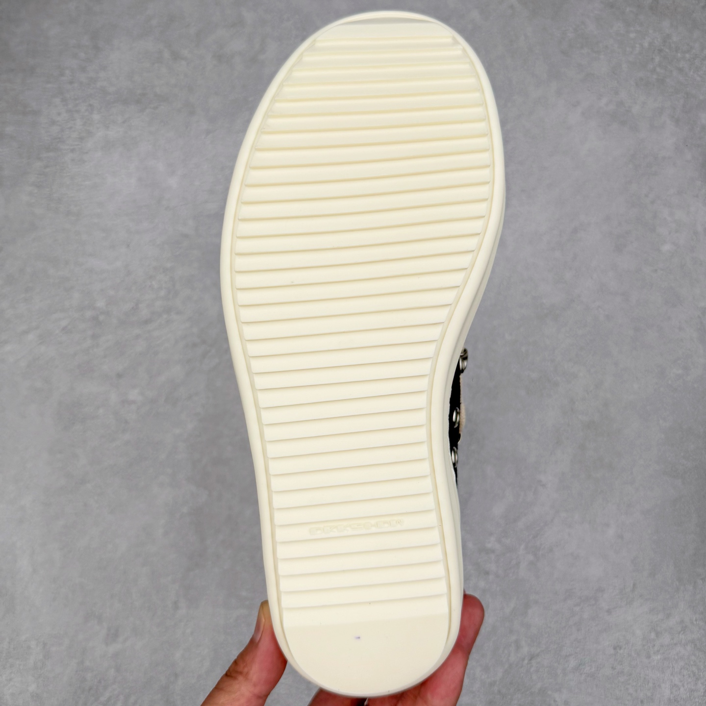 图片[9]-＃DG纯原 Rick Owens Drkshdw 瑞克·欧文斯尼龙罗缎高帮时尚运动板鞋 黑白 二级市场已经7K以上 平台客户随意卖四位数 RO广东原厂出品 纯原天花板 原版一比一复刻 冲正绝不翻车 还原度达到百分之98以上 原楦开发纸版版型 ZP拆解原版1：1复模裁片纸版 力求做到0错位 这样才能达到和zp一致的鞋型味道 采用进口cnc数控机床开发对版独家tpu奶香大底 区别于市场所有版本 zp同源全头层粒面小牛皮 达到和zp一致手感 原厂进口细纹布 万邦订购原厂高弹粉红色海绵 内里搭配软质细腻羊皮 TPU高密度大底 软硬度透光度高已经测试和原版一致 尺码：36 37 38 39 40 41 42 43 44 45 46-选品中心