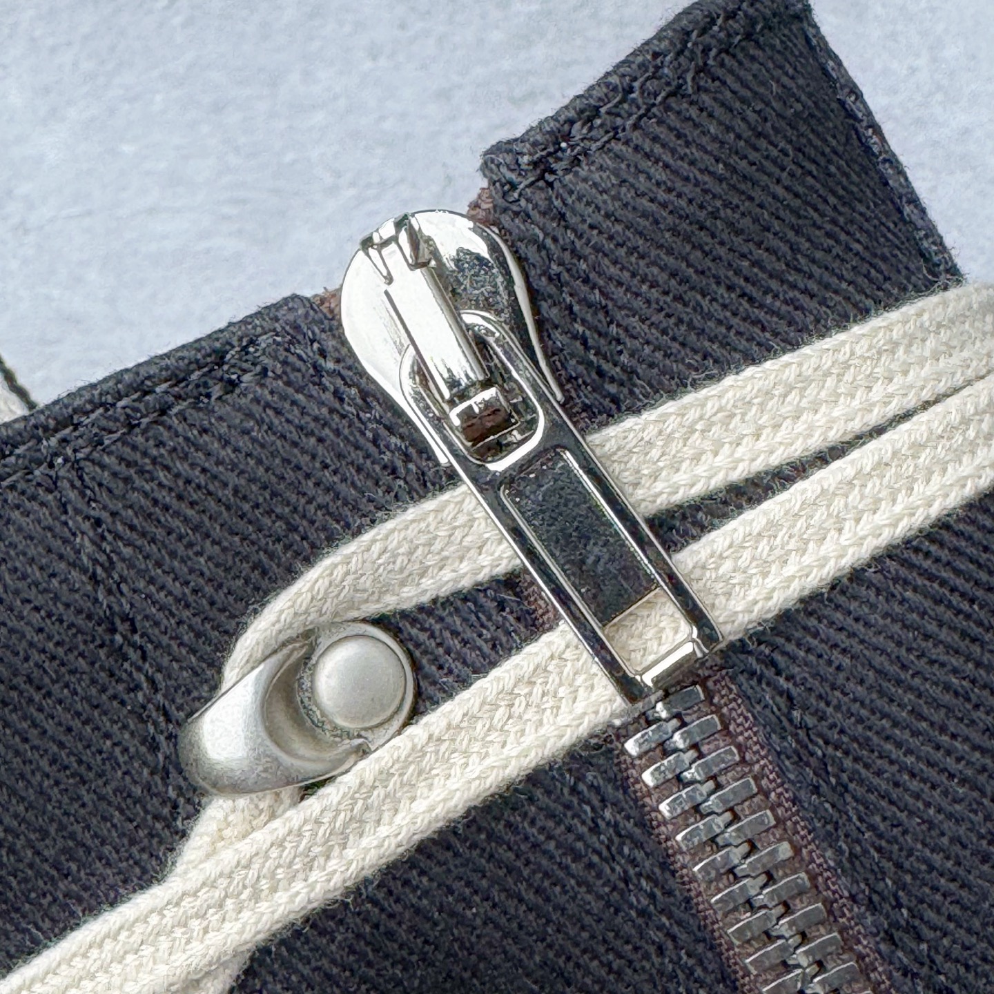 图片[13]-＃DG纯原 Rick Owens Drkshdw 瑞克·欧文斯尼龙罗缎高帮时尚运动板鞋 黑白 二级市场已经7K以上 平台客户随意卖四位数 RO广东原厂出品 纯原天花板 原版一比一复刻 冲正绝不翻车 还原度达到百分之98以上 原楦开发纸版版型 ZP拆解原版1：1复模裁片纸版 力求做到0错位 这样才能达到和zp一致的鞋型味道 采用进口cnc数控机床开发对版独家tpu奶香大底 区别于市场所有版本 zp同源全头层粒面小牛皮 达到和zp一致手感 原厂进口细纹布 万邦订购原厂高弹粉红色海绵 内里搭配软质细腻羊皮 TPU高密度大底 软硬度透光度高已经测试和原版一致 尺码：36 37 38 39 40 41 42 43 44 45 46-选品中心