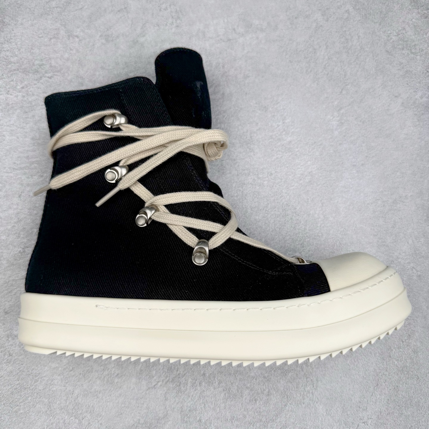 ＃DG纯原 Rick Owens Drkshdw 瑞克·欧文斯尼龙罗缎高帮时尚运动板鞋 黑白 二级市场已经7K以上 平台客户随意卖四位数 RO广东原厂出品 纯原天花板 原版一比一复刻 冲正绝不翻车 还原度达到百分之98以上 原楦开发纸版版型 ZP拆解原版1：1复模裁片纸版 力求做到0错位 这样才能达到和zp一致的鞋型味道 采用进口cnc数控机床开发对版独家tpu奶香大底 区别于市场所有版本 zp同源全头层粒面小牛皮 达到和zp一致手感 原厂进口细纹布 万邦订购原厂高弹粉红色海绵 内里搭配软质细腻羊皮 TPU高密度大底 软硬度透光度高已经测试和原版一致 尺码：36 37 38 39 40 41 42 43 44 45 46-选品中心