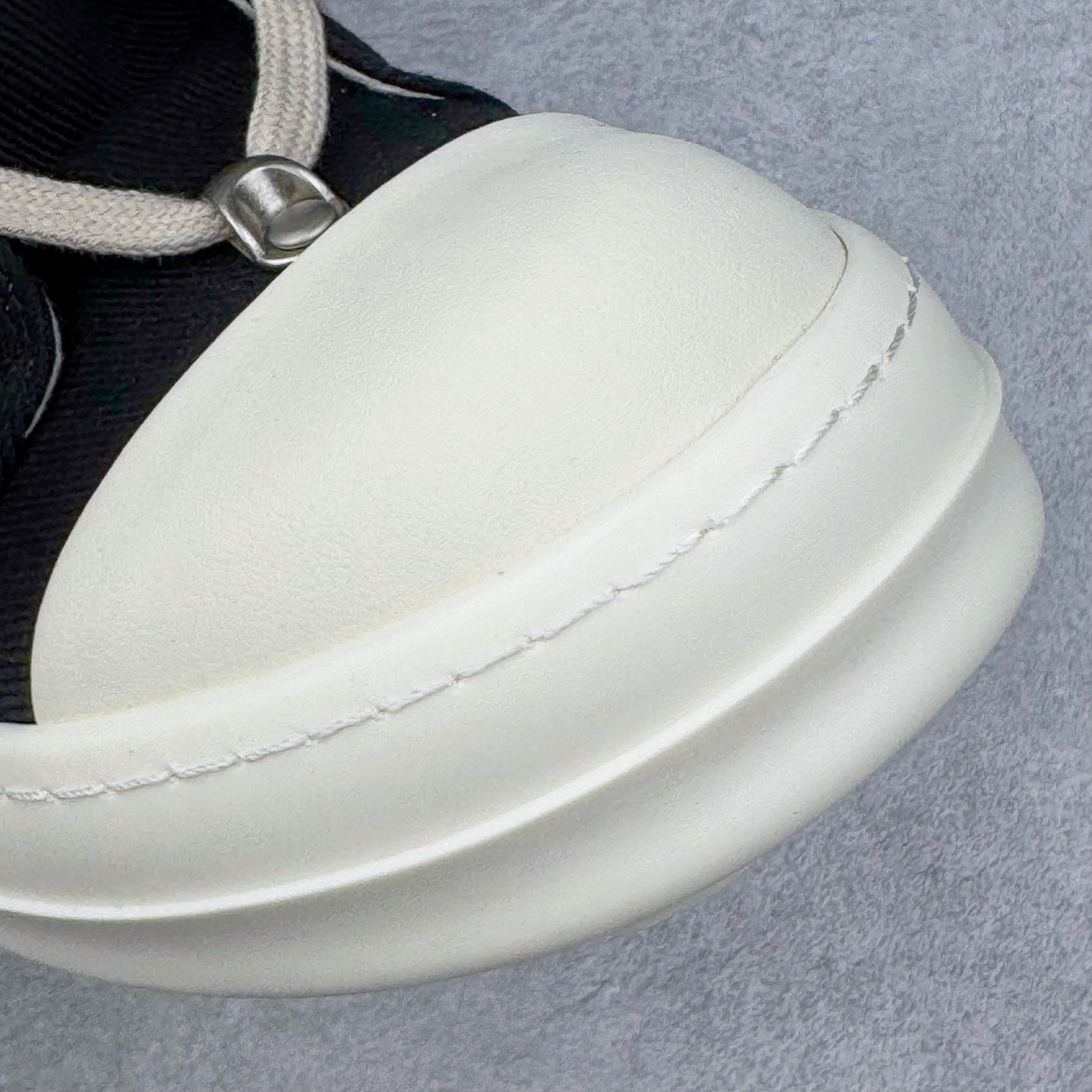 图片[15]-＃DG纯原 Rick Owens Drkshdw 瑞克·欧文斯尼龙罗缎高帮时尚运动板鞋 黑白 二级市场已经7K以上 平台客户随意卖四位数 RO广东原厂出品 纯原天花板 原版一比一复刻 冲正绝不翻车 还原度达到百分之98以上 原楦开发纸版版型 ZP拆解原版1：1复模裁片纸版 力求做到0错位 这样才能达到和zp一致的鞋型味道 采用进口cnc数控机床开发对版独家tpu奶香大底 区别于市场所有版本 zp同源全头层粒面小牛皮 达到和zp一致手感 原厂进口细纹布 万邦订购原厂高弹粉红色海绵 内里搭配软质细腻羊皮 TPU高密度大底 软硬度透光度高已经测试和原版一致 尺码：36 37 38 39 40 41 42 43 44 45 46-选品中心