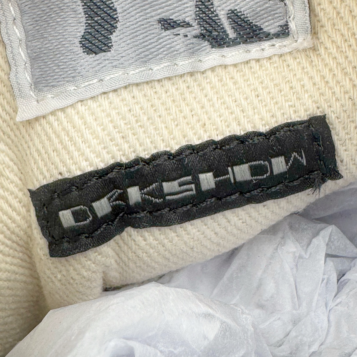 图片[10]-＃DG纯原 Rick Owens Drkshdw 瑞克·欧文斯尼龙罗缎高帮时尚运动板鞋 黑白 二级市场已经7K以上 平台客户随意卖四位数 RO广东原厂出品 纯原天花板 原版一比一复刻 冲正绝不翻车 还原度达到百分之98以上 原楦开发纸版版型 ZP拆解原版1：1复模裁片纸版 力求做到0错位 这样才能达到和zp一致的鞋型味道 采用进口cnc数控机床开发对版独家tpu奶香大底 区别于市场所有版本 zp同源全头层粒面小牛皮 达到和zp一致手感 原厂进口细纹布 万邦订购原厂高弹粉红色海绵 内里搭配软质细腻羊皮 TPU高密度大底 软硬度透光度高已经测试和原版一致 尺码：36 37 38 39 40 41 42 43 44 45 46-选品中心