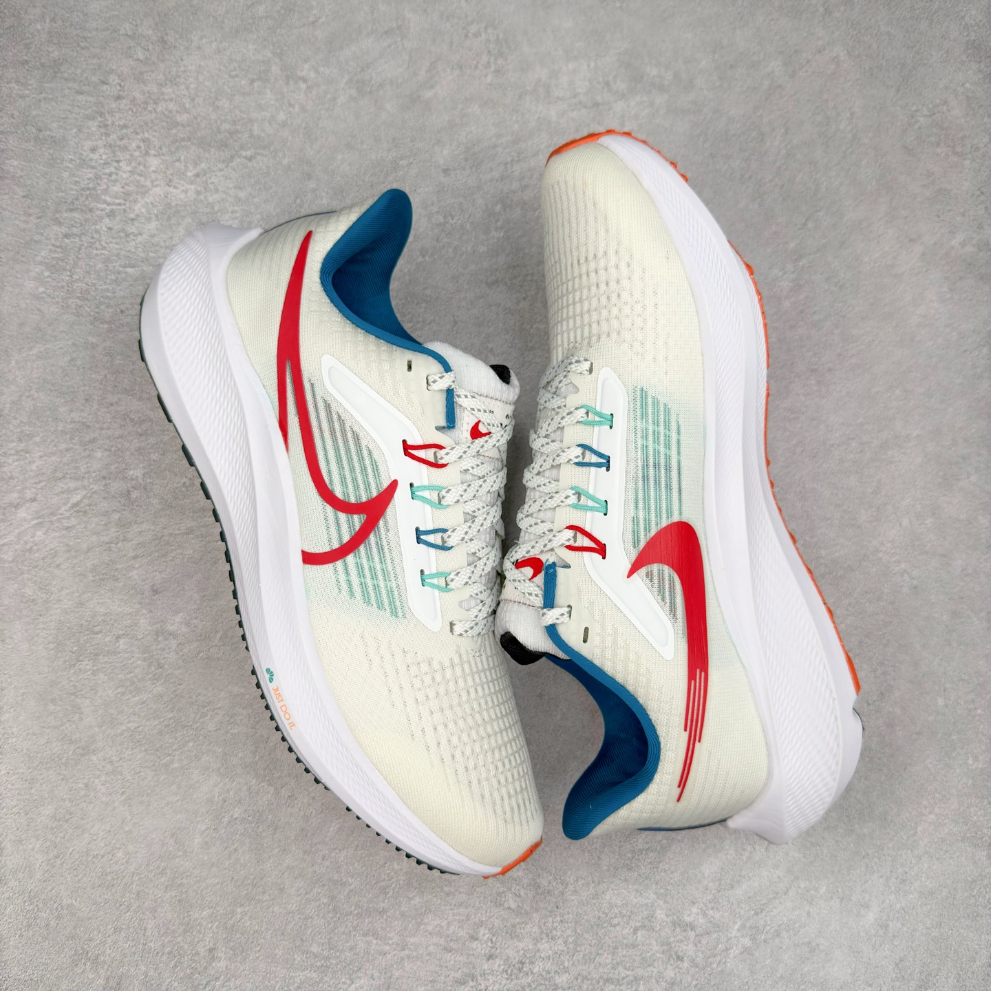 图片[3]-＃TG纯原 NK Zoom Pegasus 飞马39代马拉松系列网面透气缓震疾速跑鞋 独家渠道 市面未流通批次 奥莱直播间499 599一样的东西 碾压市面现存所有版本 公司一样的东西 超值回馈 帮你省钱 拥有 Zoom Air 一如既往的稳定感和流畅感 鞋面采用工程网眼设计 为特定高热区域营造出色透气性 进一步增加鞋面的穿孔数量 让足部能够快速散热 中足搭配 Flywire 飞线 在高速运动时营造舒适稳定的贴合感 内置Zoon气垫加持 动力十足 尺码：36 36.5 37.5 38 38.5 39 40 40.5 41 42 42.5 43 44 44.5 45-选品中心