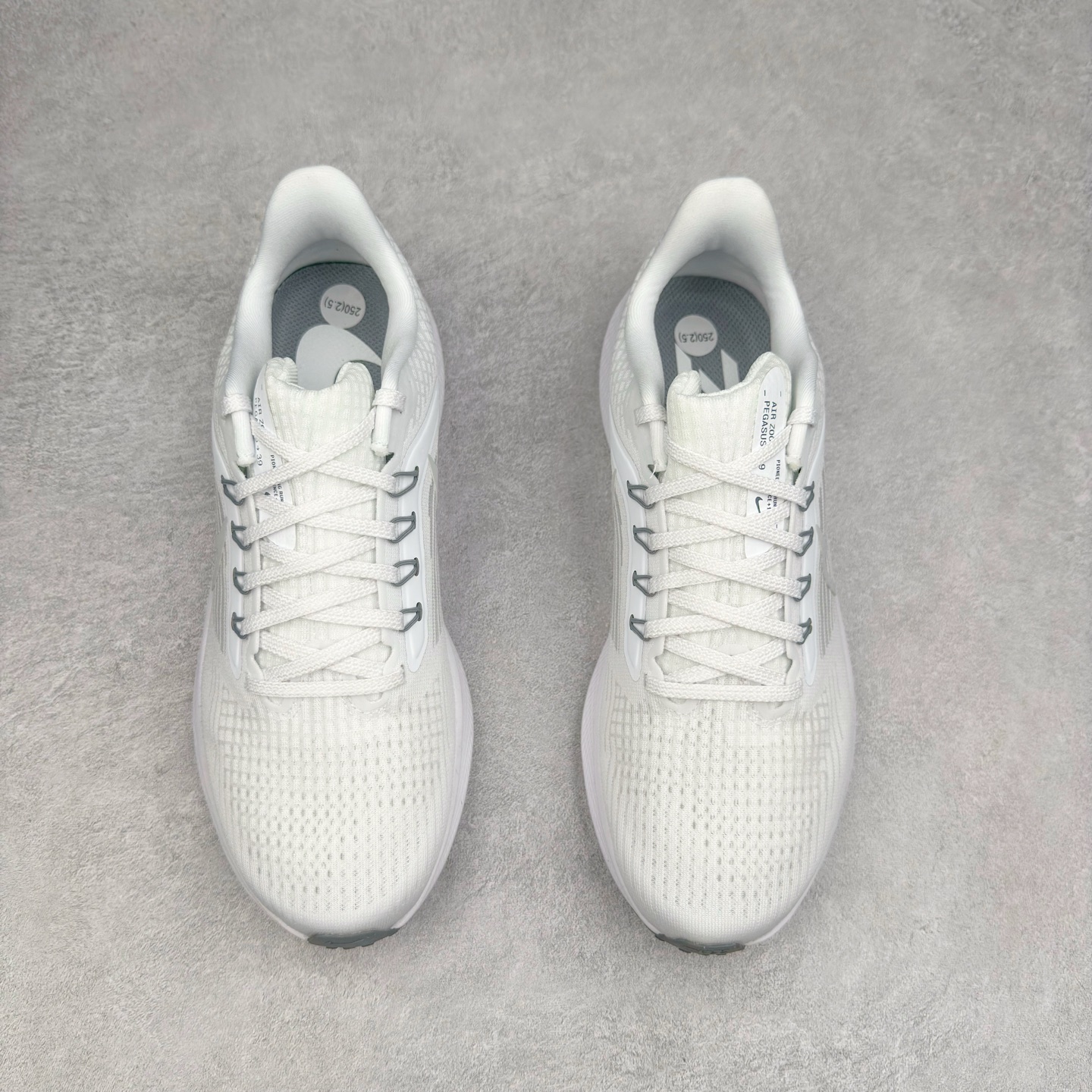 图片[2]-＃TG纯原 NK Zoom Pegasus 飞马39代马拉松系列网面透气缓震疾速跑鞋 独家渠道 市面未流通批次 奥莱直播间499 599一样的东西 碾压市面现存所有版本 公司一样的东西 超值回馈 帮你省钱 拥有 Zoom Air 一如既往的稳定感和流畅感 鞋面采用工程网眼设计 为特定高热区域营造出色透气性 进一步增加鞋面的穿孔数量 让足部能够快速散热 中足搭配 Flywire 飞线 在高速运动时营造舒适稳定的贴合感 内置Zoon气垫加持 动力十足 尺码：36 36.5 37.5 38 38.5 39 40 40.5 41 42 42.5 43 44 44.5 45-选品中心