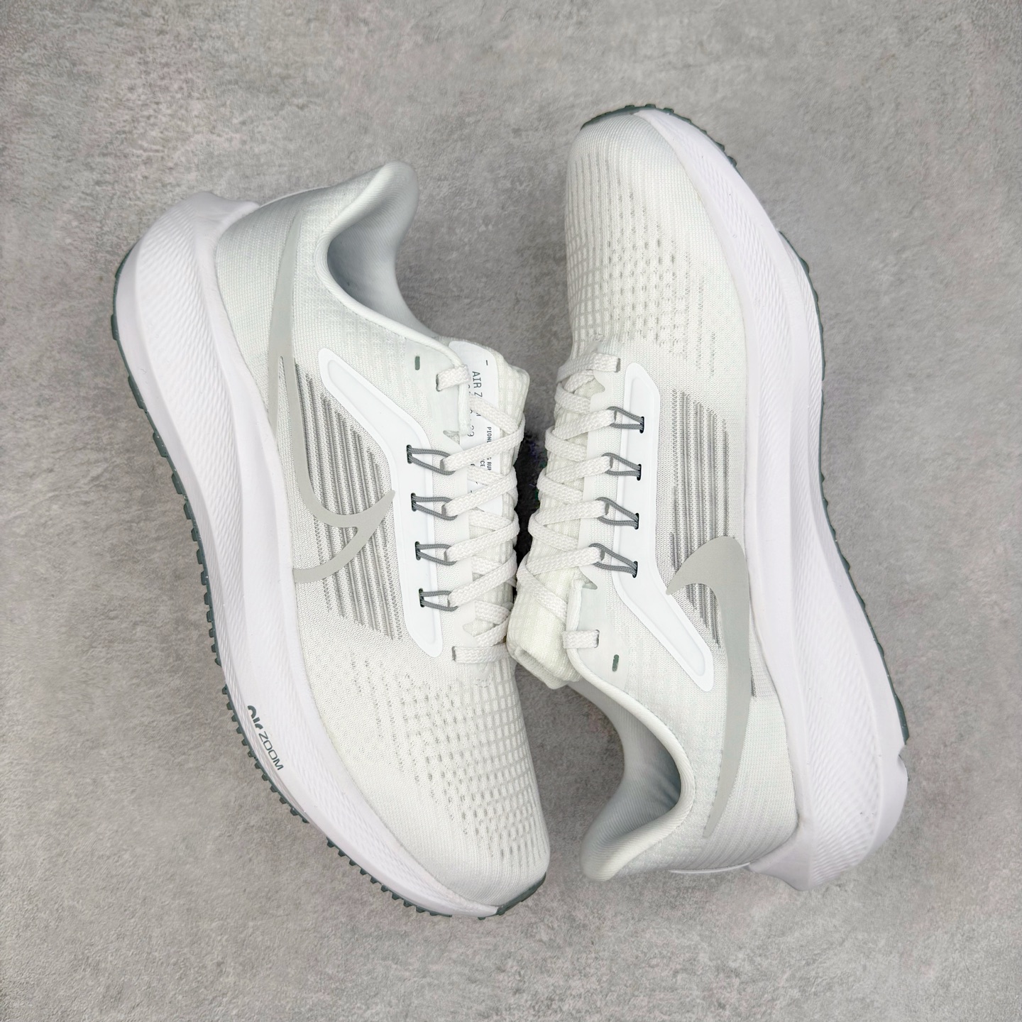 图片[3]-＃TG纯原 NK Zoom Pegasus 飞马39代马拉松系列网面透气缓震疾速跑鞋 独家渠道 市面未流通批次 奥莱直播间499 599一样的东西 碾压市面现存所有版本 公司一样的东西 超值回馈 帮你省钱 拥有 Zoom Air 一如既往的稳定感和流畅感 鞋面采用工程网眼设计 为特定高热区域营造出色透气性 进一步增加鞋面的穿孔数量 让足部能够快速散热 中足搭配 Flywire 飞线 在高速运动时营造舒适稳定的贴合感 内置Zoon气垫加持 动力十足 尺码：36 36.5 37.5 38 38.5 39 40 40.5 41 42 42.5 43 44 44.5 45-选品中心