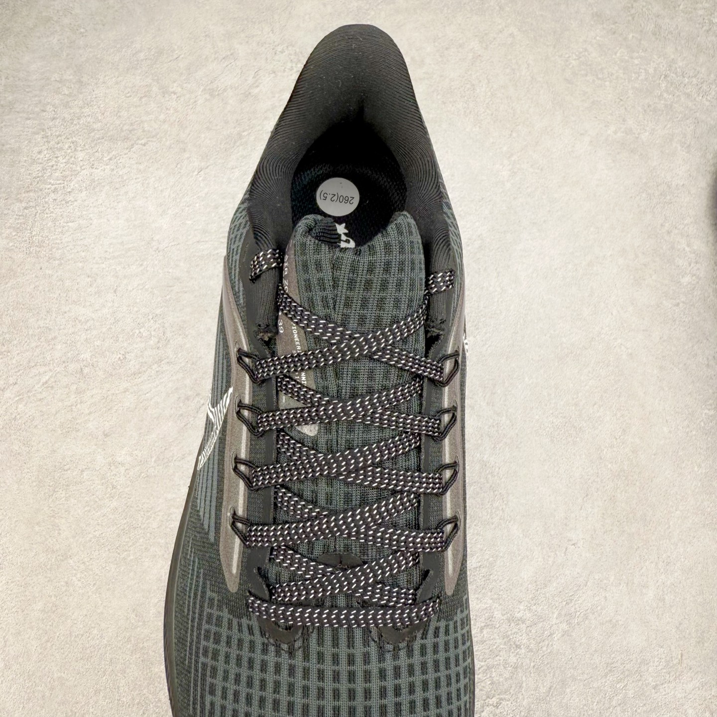 图片[5]-＃TG纯原 NK Zoom Pegasus 飞马39代马拉松系列网面透气缓震疾速跑鞋 独家渠道 市面未流通批次 奥莱直播间499 599一样的东西 碾压市面现存所有版本 公司一样的东西 超值回馈 帮你省钱 拥有 Zoom Air 一如既往的稳定感和流畅感 鞋面采用工程网眼设计 为特定高热区域营造出色透气性 进一步增加鞋面的穿孔数量 让足部能够快速散热 中足搭配 Flywire 飞线 在高速运动时营造舒适稳定的贴合感 内置Zoon气垫加持 动力十足 尺码：36 36.5 37.5 38 38.5 39 40 40.5 41 42 42.5 43 44 44.5 45-选品中心