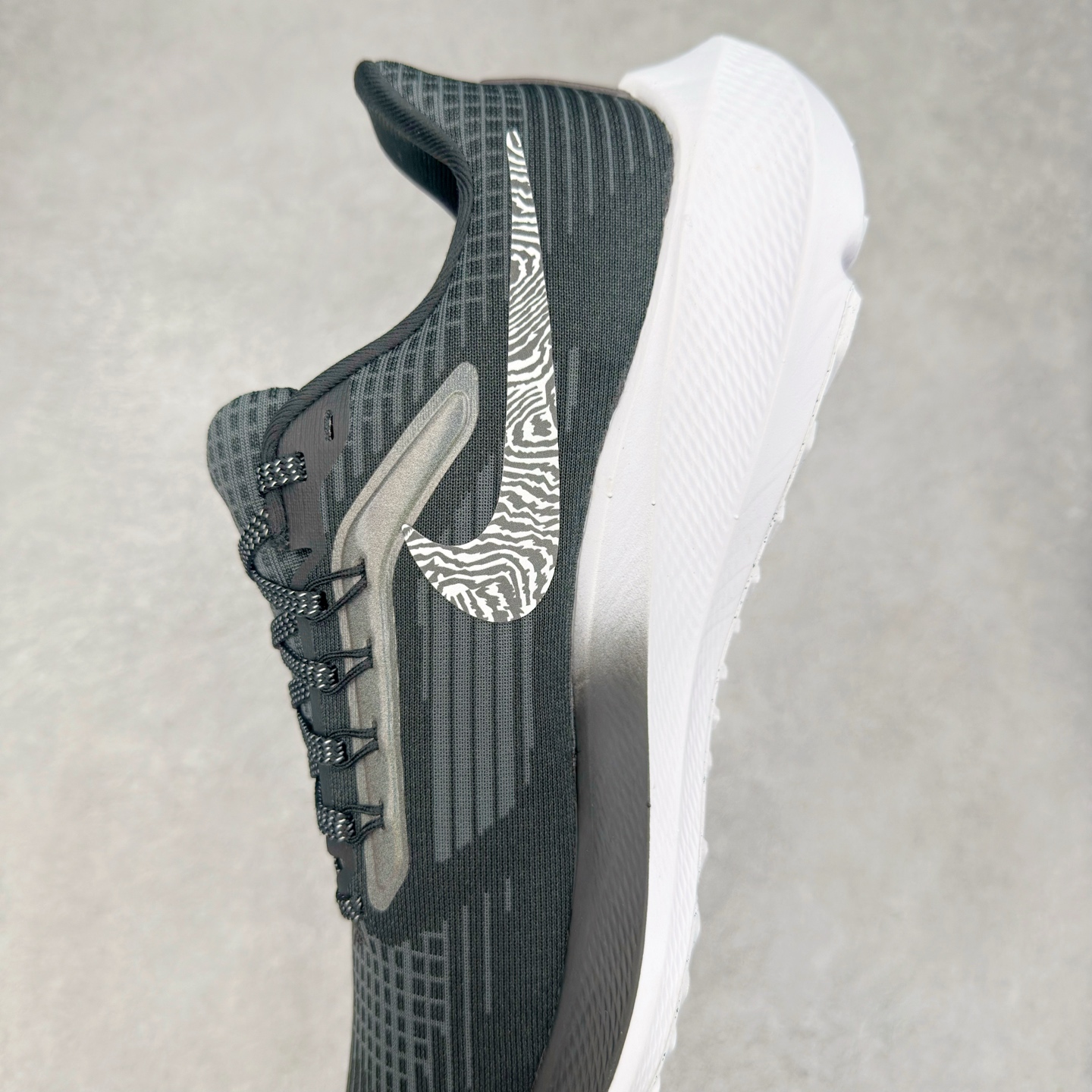 图片[7]-＃TG纯原 NK Zoom Pegasus 飞马39代马拉松系列网面透气缓震疾速跑鞋 独家渠道 市面未流通批次 奥莱直播间499 599一样的东西 碾压市面现存所有版本 公司一样的东西 超值回馈 帮你省钱 拥有 Zoom Air 一如既往的稳定感和流畅感 鞋面采用工程网眼设计 为特定高热区域营造出色透气性 进一步增加鞋面的穿孔数量 让足部能够快速散热 中足搭配 Flywire 飞线 在高速运动时营造舒适稳定的贴合感 内置Zoon气垫加持 动力十足 尺码：36 36.5 37.5 38 38.5 39 40 40.5 41 42 42.5 43 44 44.5 45-选品中心