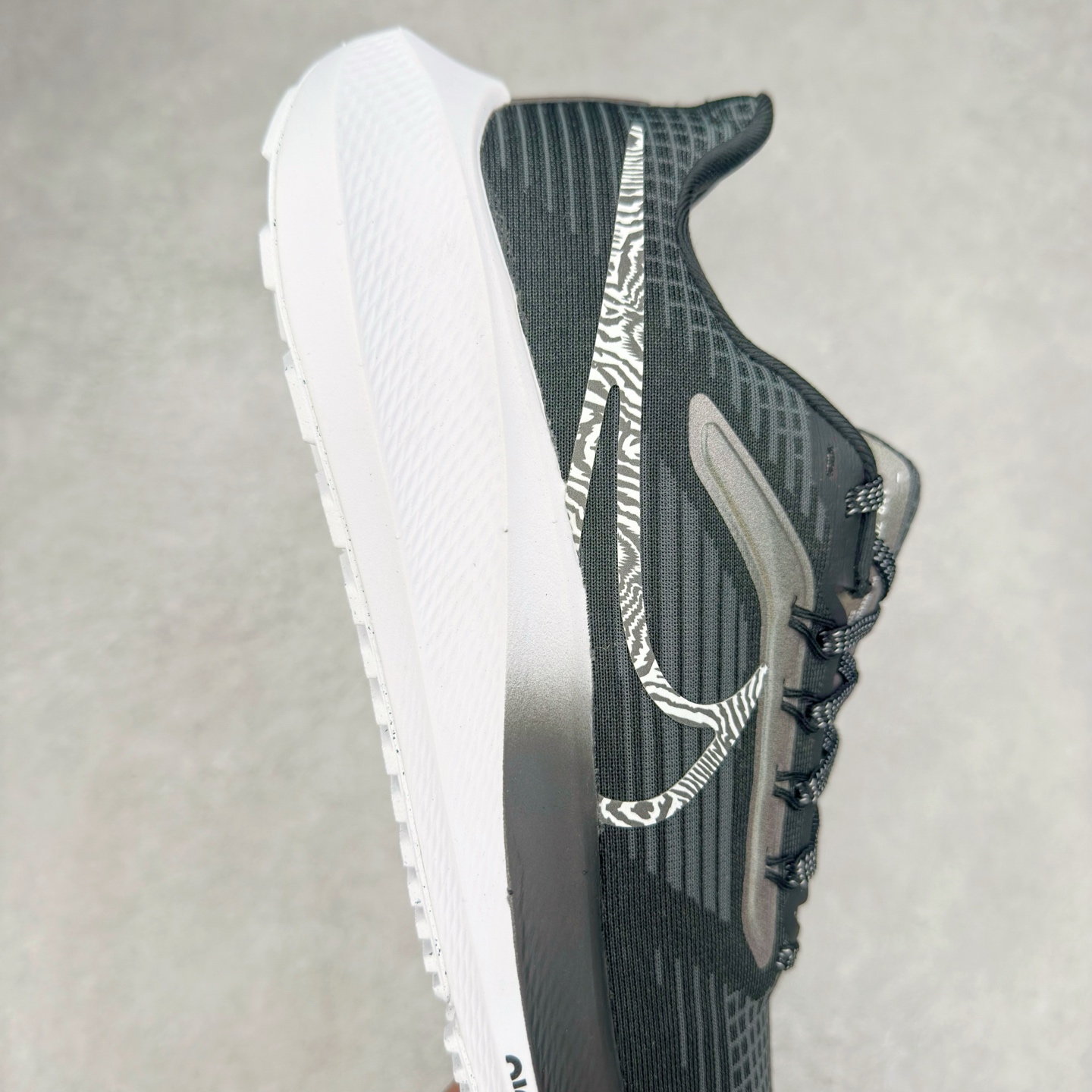 图片[6]-＃TG纯原 NK Zoom Pegasus 飞马39代马拉松系列网面透气缓震疾速跑鞋 独家渠道 市面未流通批次 奥莱直播间499 599一样的东西 碾压市面现存所有版本 公司一样的东西 超值回馈 帮你省钱 拥有 Zoom Air 一如既往的稳定感和流畅感 鞋面采用工程网眼设计 为特定高热区域营造出色透气性 进一步增加鞋面的穿孔数量 让足部能够快速散热 中足搭配 Flywire 飞线 在高速运动时营造舒适稳定的贴合感 内置Zoon气垫加持 动力十足 尺码：36 36.5 37.5 38 38.5 39 40 40.5 41 42 42.5 43 44 44.5 45-选品中心