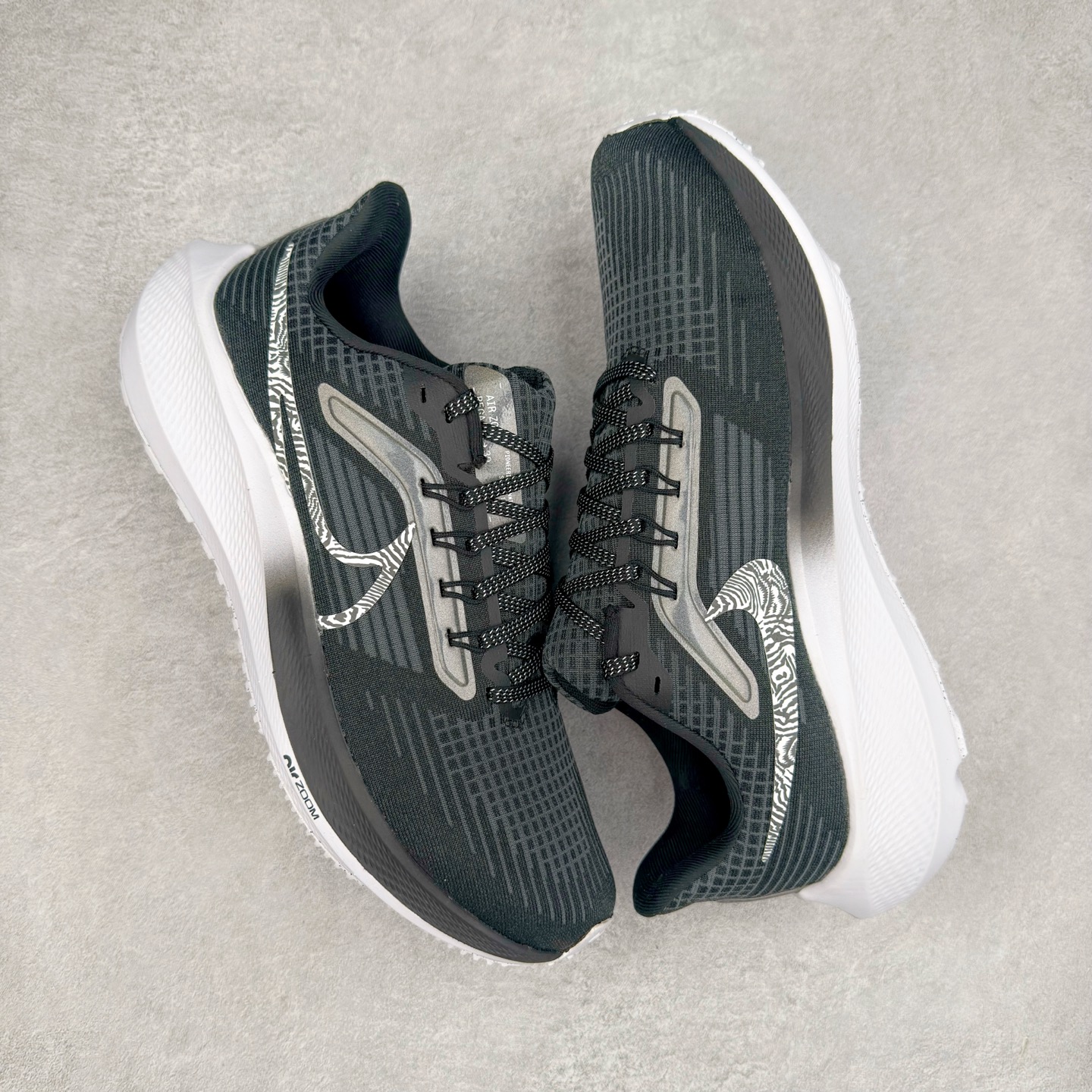 图片[3]-＃TG纯原 NK Zoom Pegasus 飞马39代马拉松系列网面透气缓震疾速跑鞋 独家渠道 市面未流通批次 奥莱直播间499 599一样的东西 碾压市面现存所有版本 公司一样的东西 超值回馈 帮你省钱 拥有 Zoom Air 一如既往的稳定感和流畅感 鞋面采用工程网眼设计 为特定高热区域营造出色透气性 进一步增加鞋面的穿孔数量 让足部能够快速散热 中足搭配 Flywire 飞线 在高速运动时营造舒适稳定的贴合感 内置Zoon气垫加持 动力十足 尺码：36 36.5 37.5 38 38.5 39 40 40.5 41 42 42.5 43 44 44.5 45-选品中心