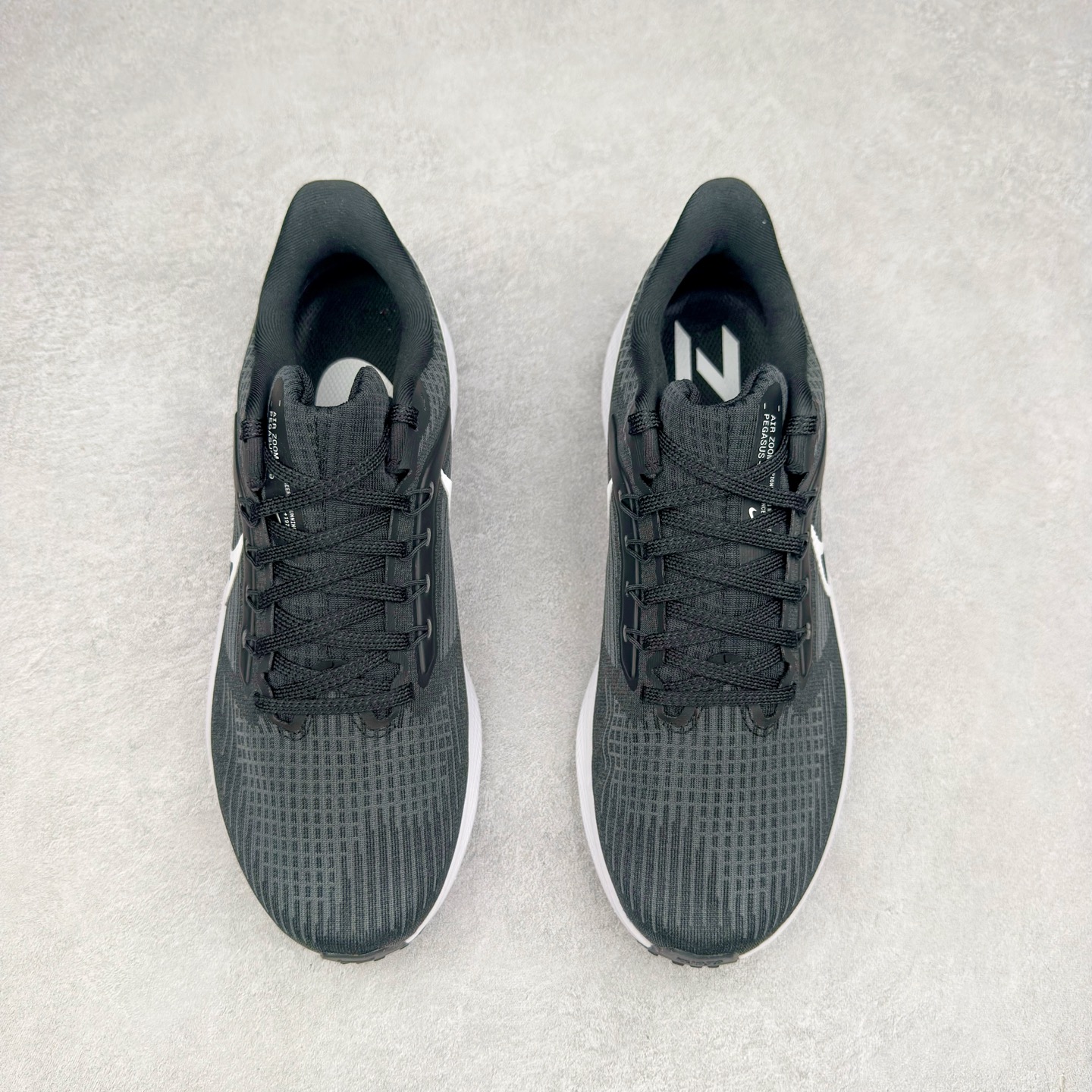 图片[2]-＃TG纯原 NK Zoom Pegasus 飞马39代马拉松系列网面透气缓震疾速跑鞋 独家渠道 市面未流通批次 奥莱直播间499 599一样的东西 碾压市面现存所有版本 公司一样的东西 超值回馈 帮你省钱 拥有 Zoom Air 一如既往的稳定感和流畅感 鞋面采用工程网眼设计 为特定高热区域营造出色透气性 进一步增加鞋面的穿孔数量 让足部能够快速散热 中足搭配 Flywire 飞线 在高速运动时营造舒适稳定的贴合感 内置Zoon气垫加持 动力十足 尺码：36 36.5 37.5 38 38.5 39 40 40.5 41 42 42.5 43 44 44.5 45-选品中心