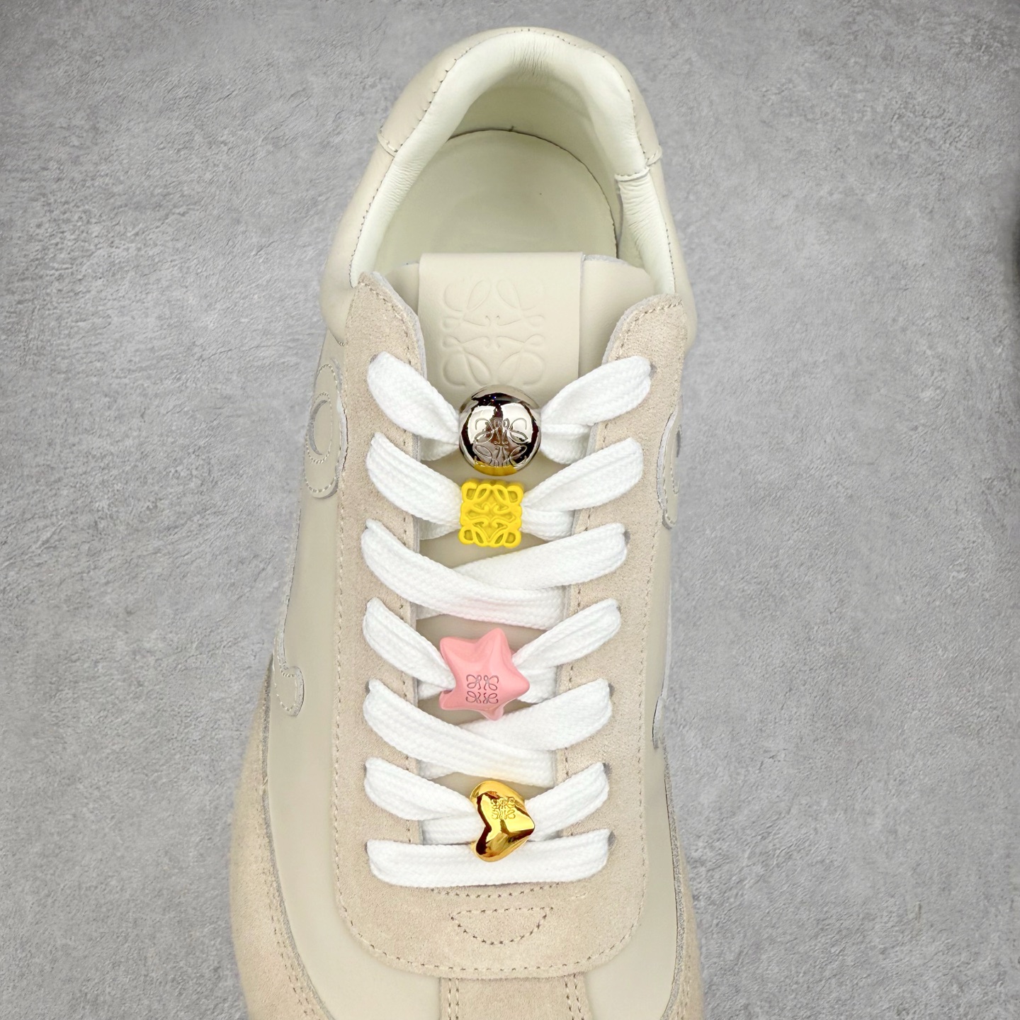 图片[5]-罗意威LOEWE 2025 | Ballet Runner2.0 新款芭蕾舞鞋 超级棒 不对称鞋头造型 作为LOEWE的标志性设计 超柔软 轻便且灵活的鞋底 新的波浪纹理橡胶外底 延伸至鞋头 升级的柔软皮革内衬和鞋床 提供最大舒适感 后跟有3D注塑橡胶徽标 真皮和皮料混搭彰显复古风格 内增高拼色德训鞋 阿甘鞋 小白鞋 拼色拼接鞋面 非常高级隐藏式小内增高 脚后跟设计新颖 柔软舒适 会被评为年度最舒适的暴走鞋 如履平地 原版细节 鞋面由进口麂皮 牛皮 原版布拼接 牛皮垫脚 原版定制磨具组合大底 原盒包装 内娱明星杨幂等众多同款上脚 小红书 一系列素材图 极具爆款 尺码 35 36 37 38 39 40 41 42 43 44 45 46-选品中心